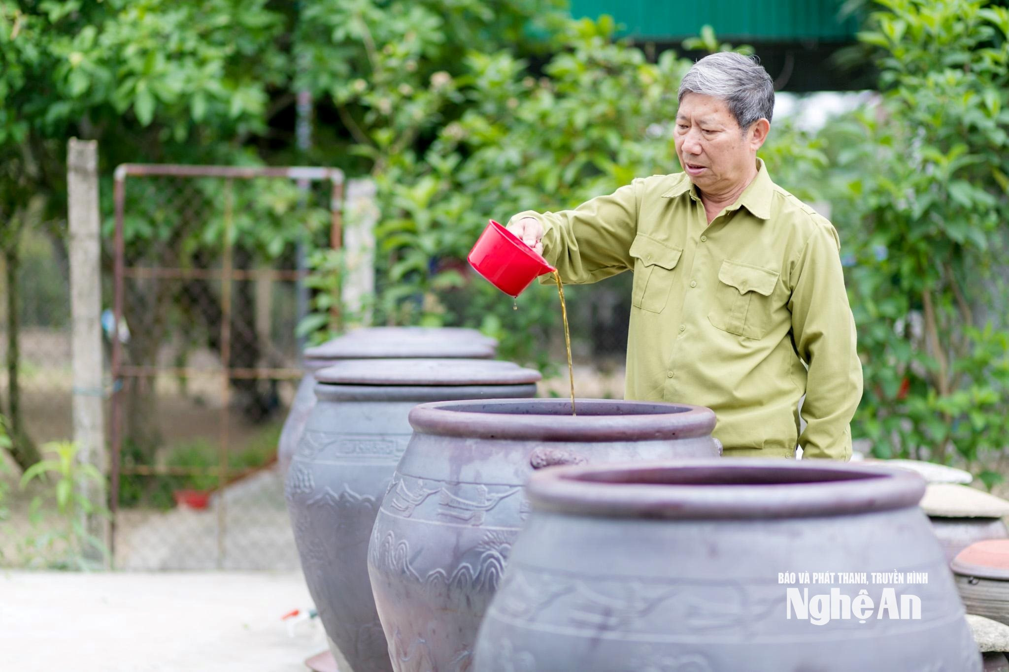 Trở về sau chiến tranh, thương binh Hoàng Đức Thương chọn bảo tồn và phát triển thương hiệu nước mắm của quê hương. Ảnh Công Kiên