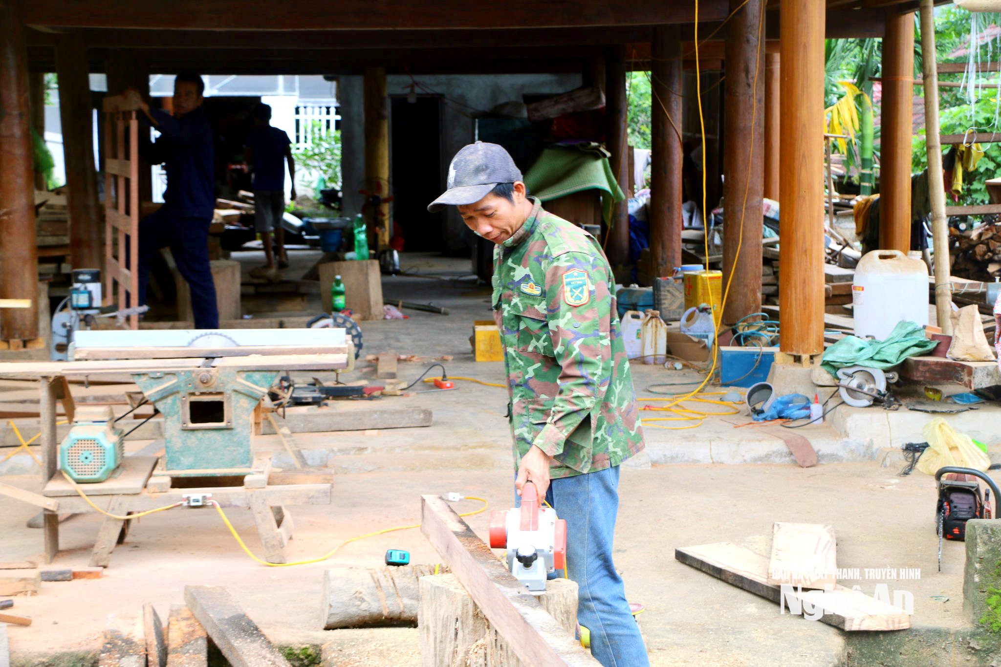 Trong bản duy trì nhiều tổ thợ mộc tạo việc làm cho lao động địa phương. Ảnh KL