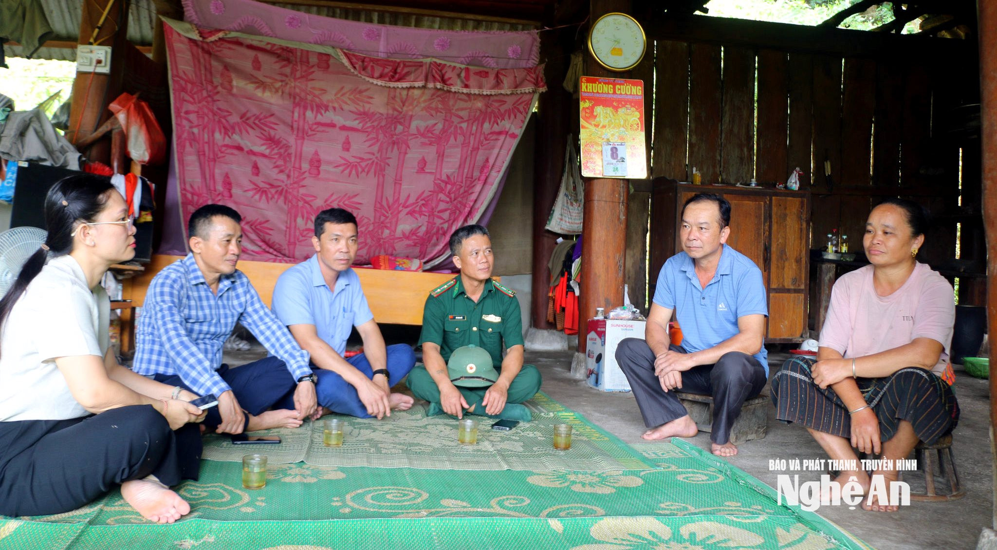 Vợ chồng ông Hà Văn Bình (ngoài cùng bên phải) chia sẻ về quá trình gây dựng mô hình trang trại. Ảnh KL