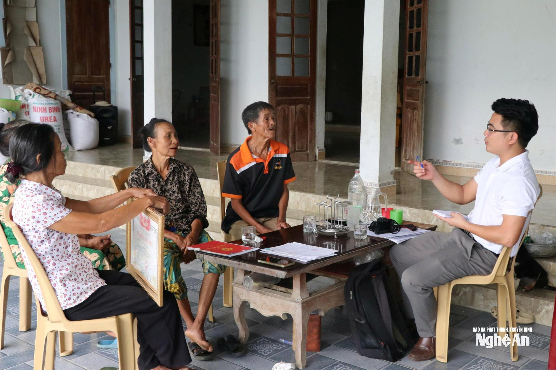 Ông Lê Văn Thái (thứ 3 từ trái sang) chia sẻ về hành trình tìm mộ anh trai. Ảnh: NVCC