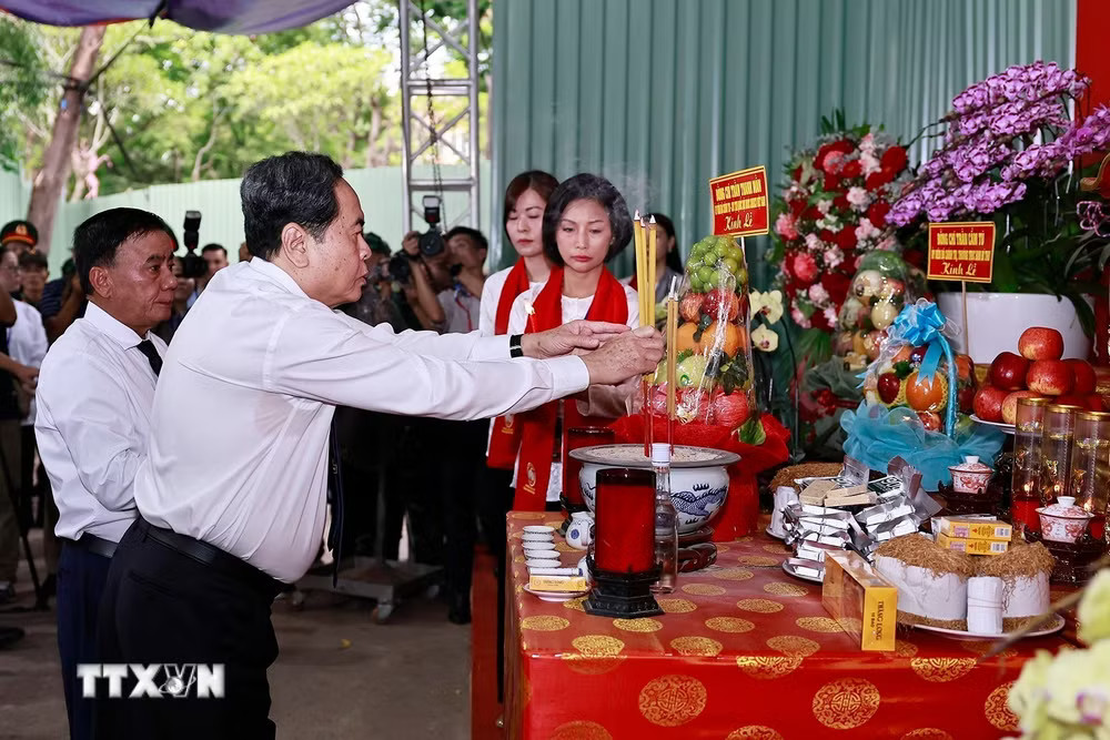 ttxvn-chu-tich-quoc-hoi-tran-thanh-man-dang-huong-tai-cong-vien-le-thi-rieng-8913850-11.jpg