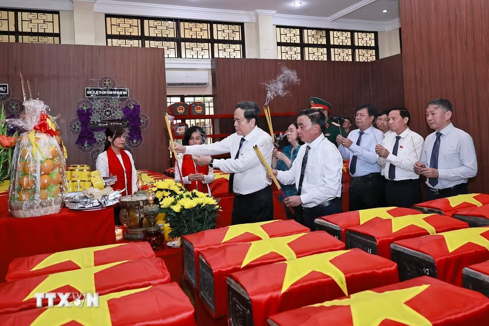 ttxvn-chu-tich-quoc-hoi-tran-thanh-man-dang-huong-tai-cong-vien-le-thi-rieng-8913850-20.jpg