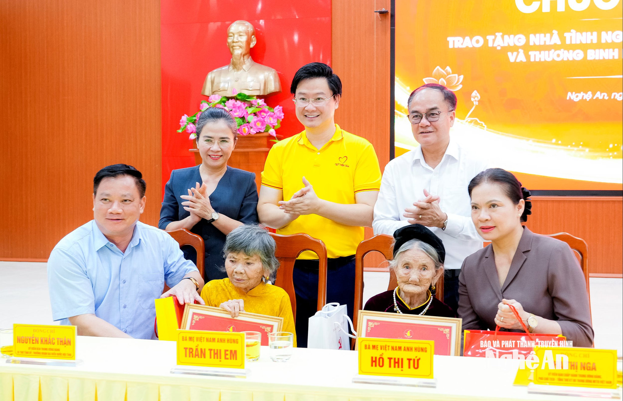 Lãnh đạo Ủy ban Trung ương MTTQ Việt Nam, tỉnh Nghệ An, Bộ Nội vụ, Tập đoàn Vingroup trao tặng tượng trưng nhà ở và quà cho các Bà mẹ Việt Nam anh hùng. Ảnh: Phạm Bằng