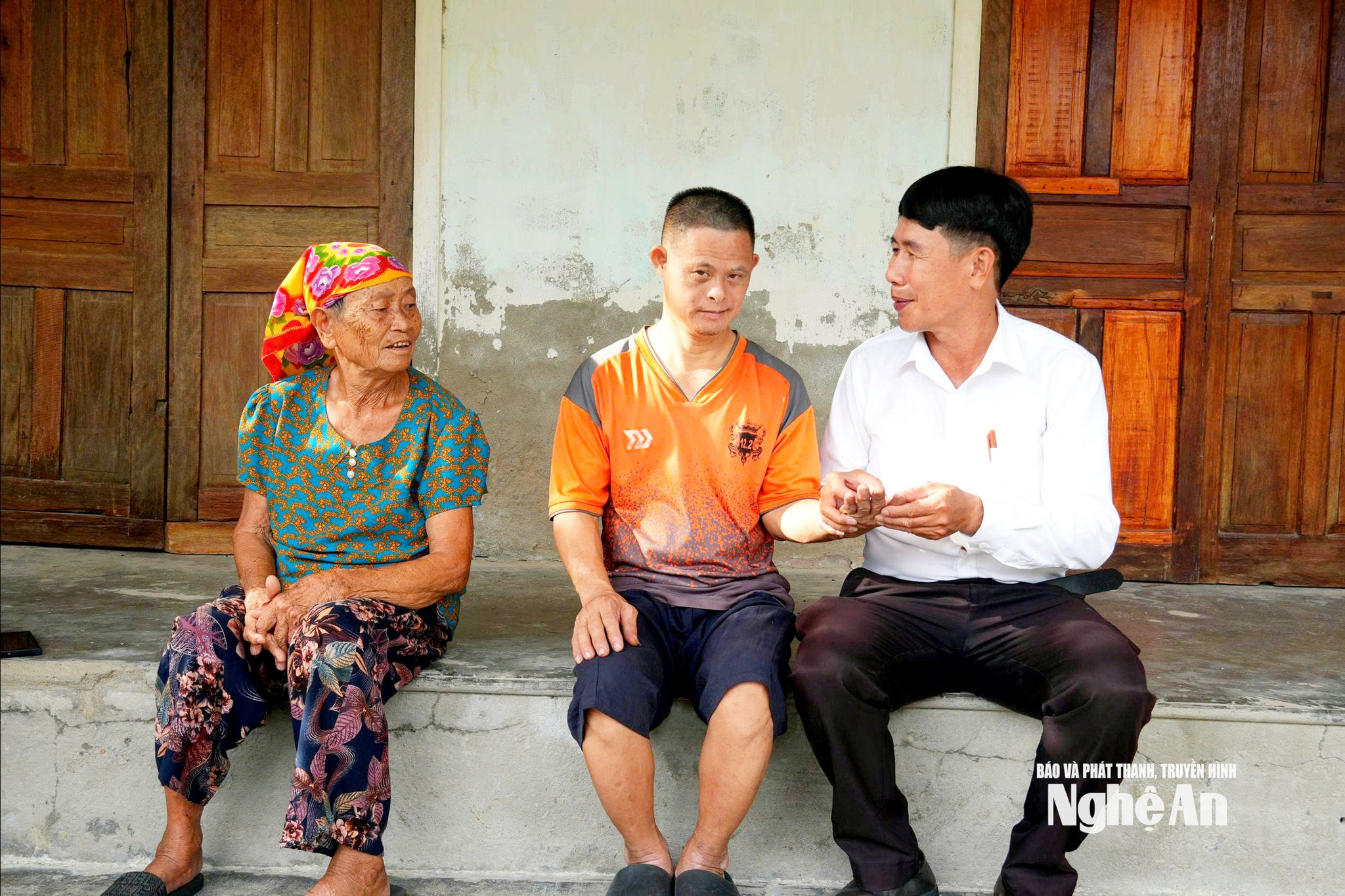 Anh Nguyễn Văn Nam hầu như không có nhận thức, gia đình mong muốn xây cho anh căn nhà mới nhưng không có đủ kinh phí. Ảnh Thanh Nga