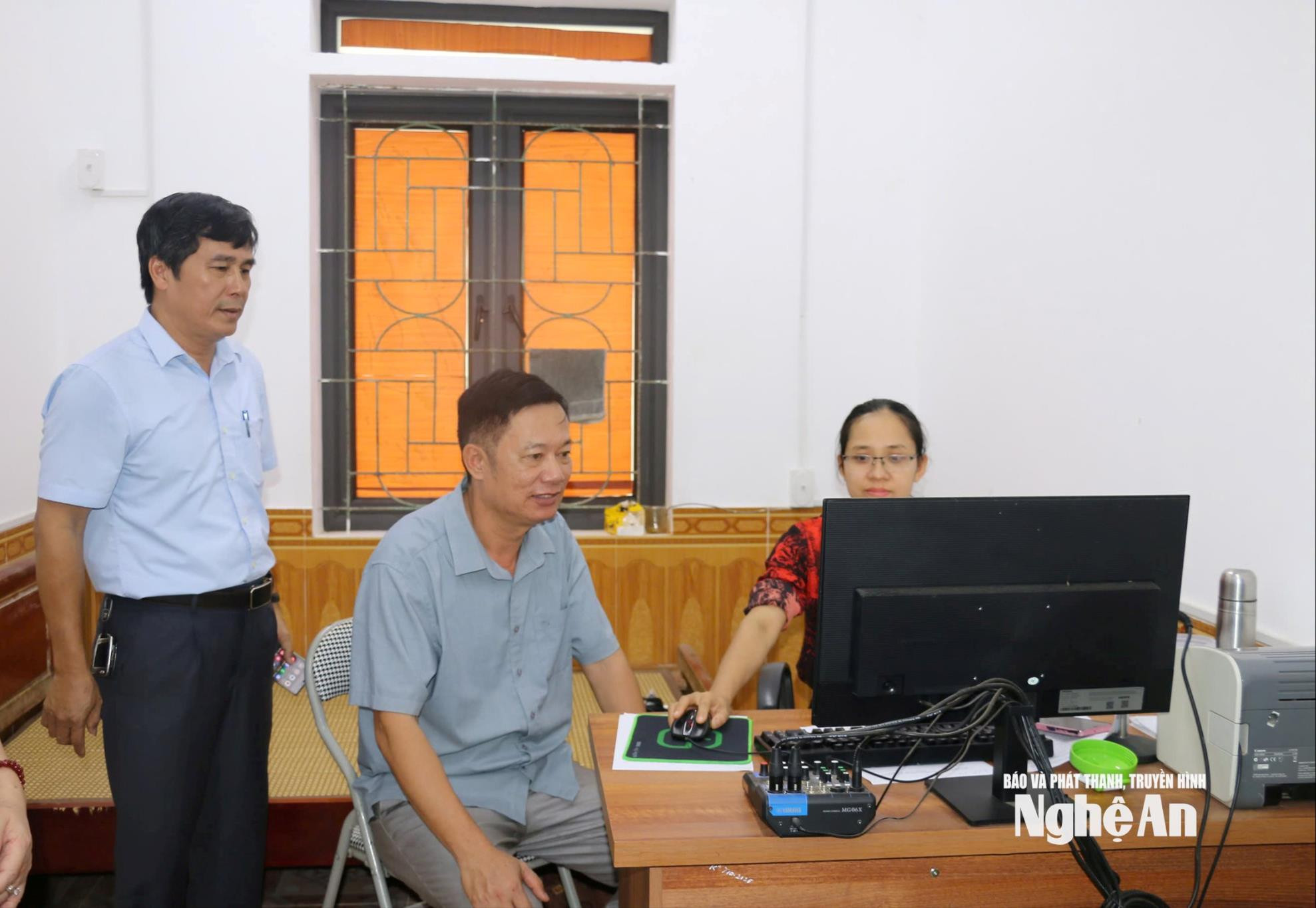bna_can-bo-trung-tam-cung-ung-dich-vu-cong-xa-bach-ngoc-dang-dung-tin-bai.-anh-my-ha(1).jpg
