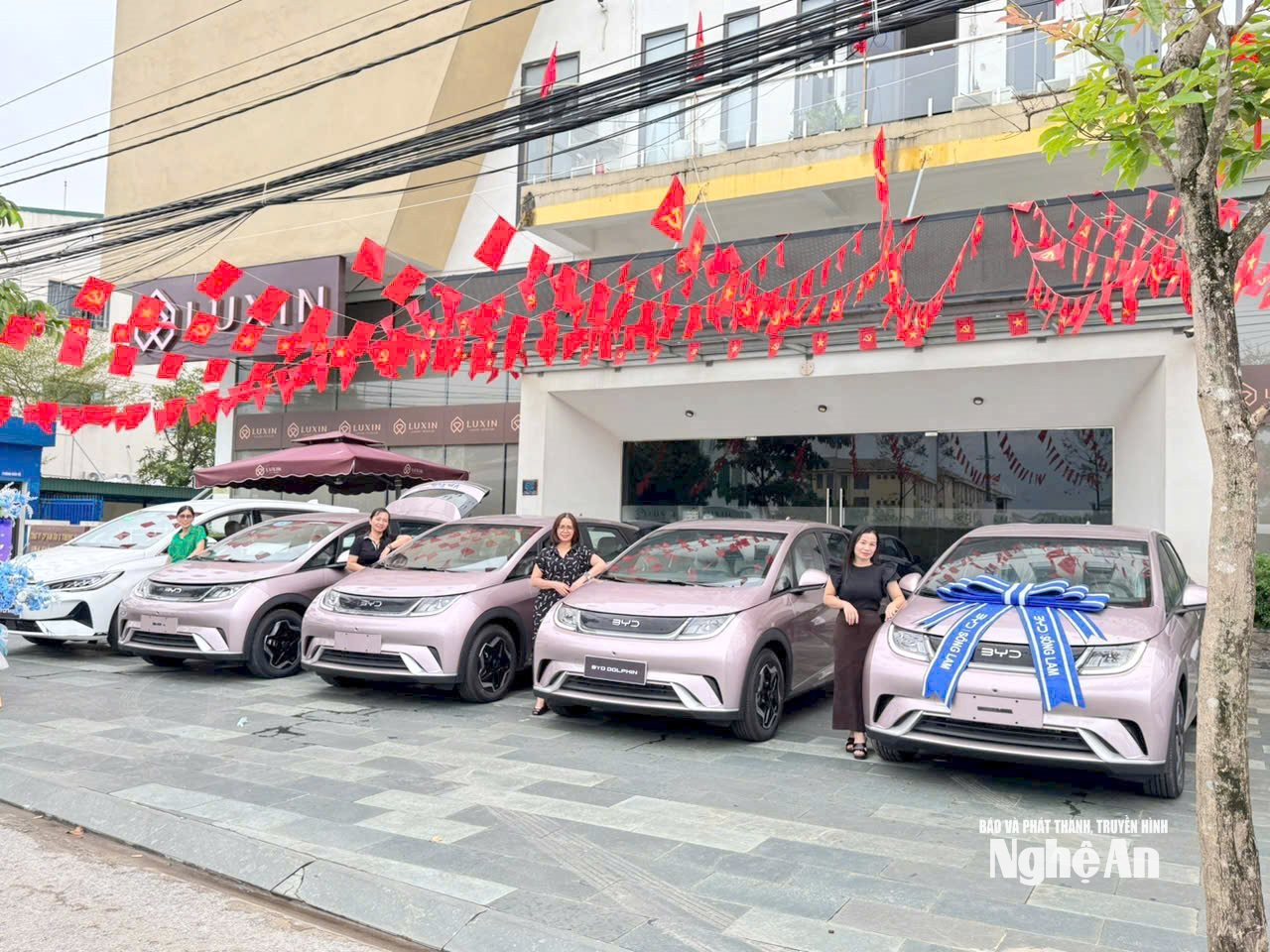 Hãng taxi Vạn Xuân Nghệ An đã thay thế xe xăng truyền thống sang xe điện. Ảnh: P.V