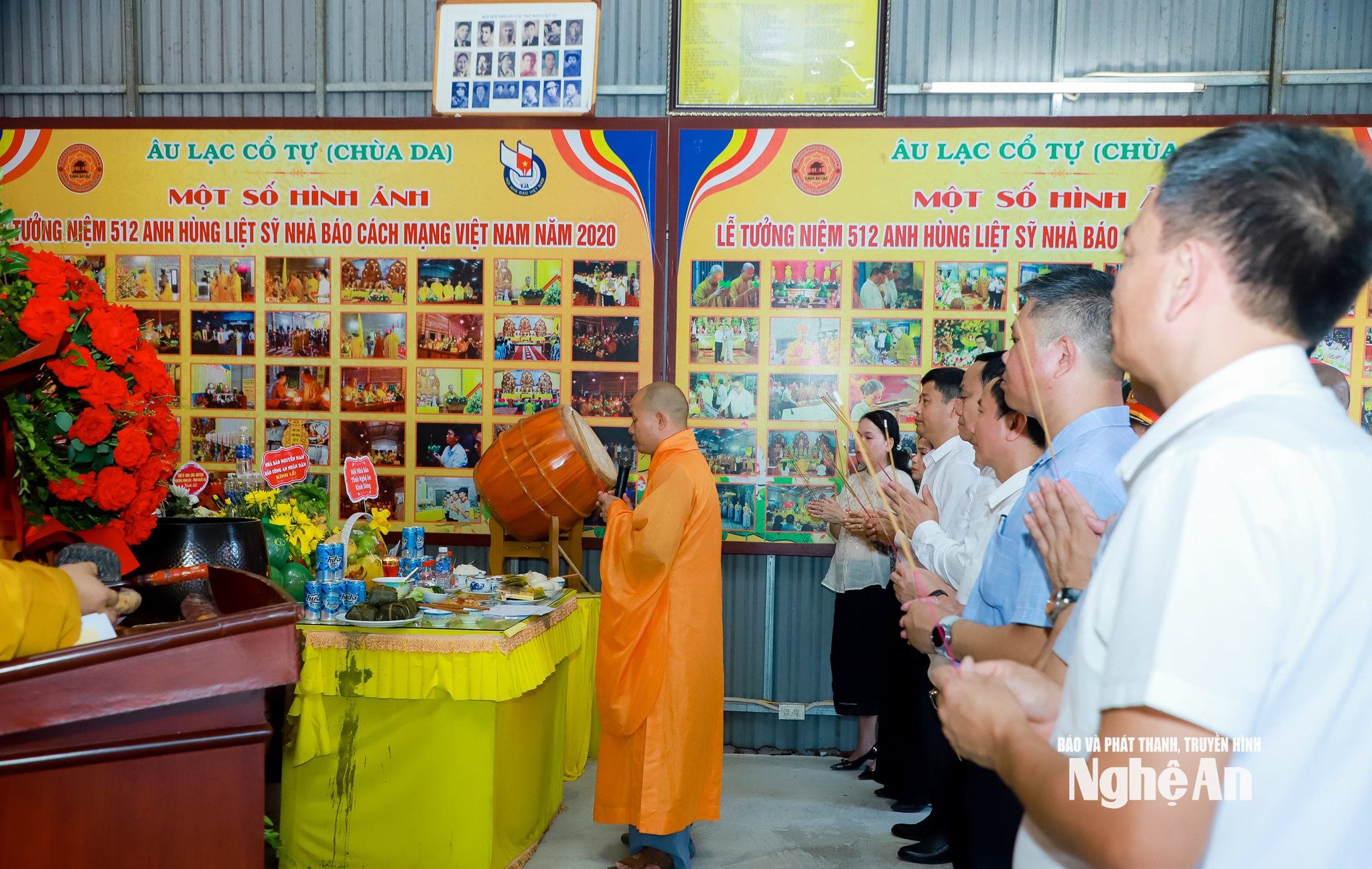 Đoàn đại biểu Ban Chấp hành Hội Nhà báo tỉnh dâng hương tưởng niệm các Anh hùng liệt sĩ là nhà báo cách mạng Việt Nam được thờ tự tại Chùa Da. Ảnh: Thành Duy