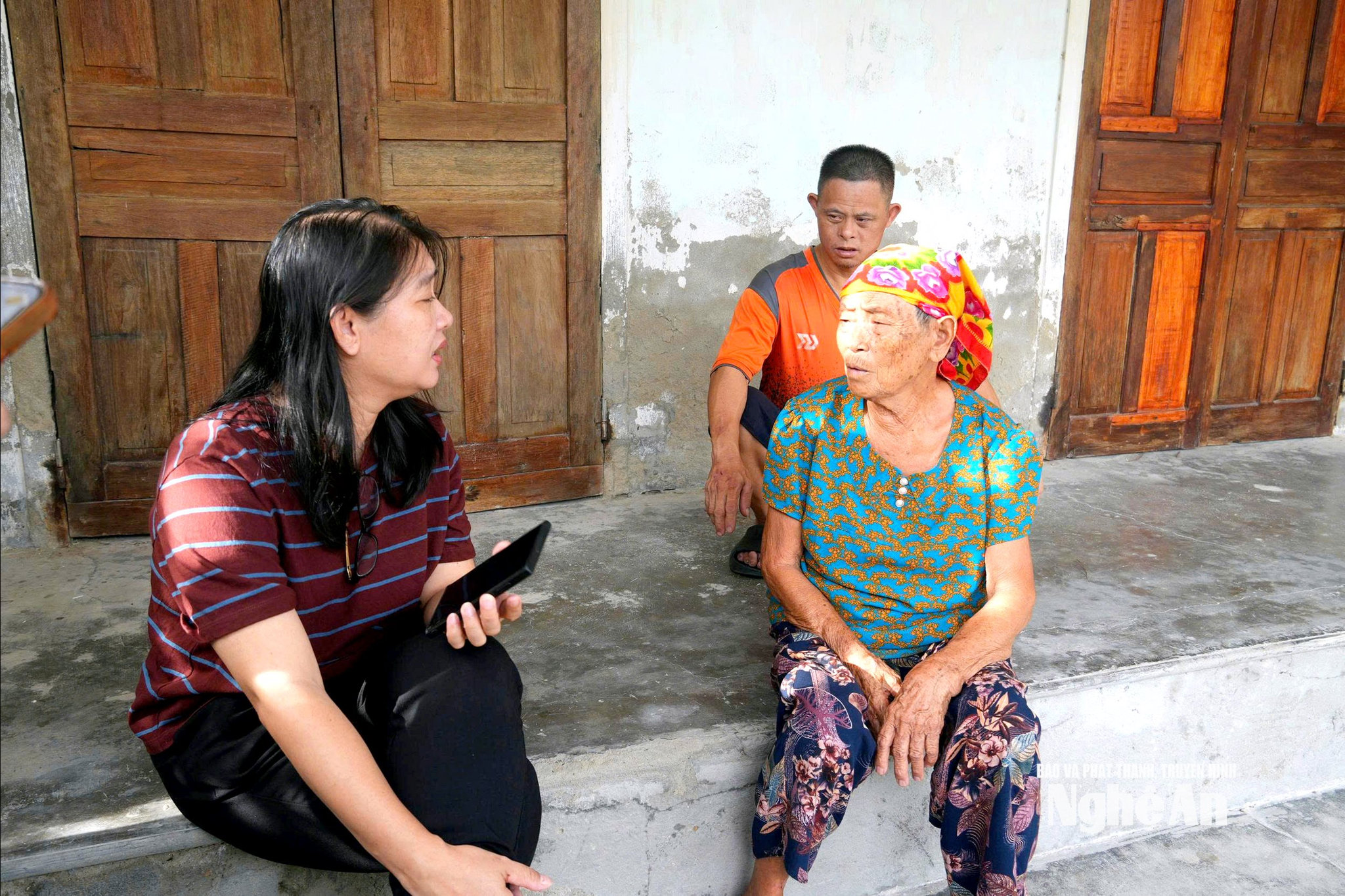 Nỗi buồn của gia đình anh Nguyễn Văn Nam xã Hưng Nguyên khi không có đủ kinh phí để xây nhà mới trong đợt này. Ảnh Thanh Nga