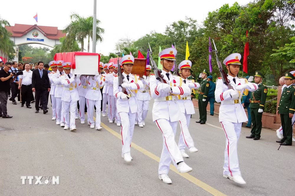 ttxvn-hai-cot-liet-sy-2.jpg