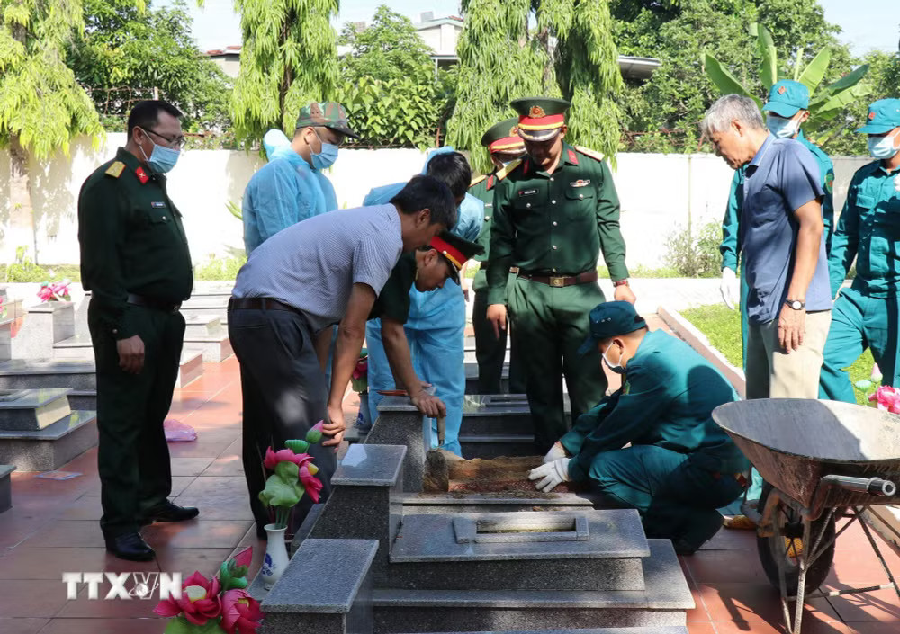 ttxvn-2406-hai-cot-liet-sy-3.jpg