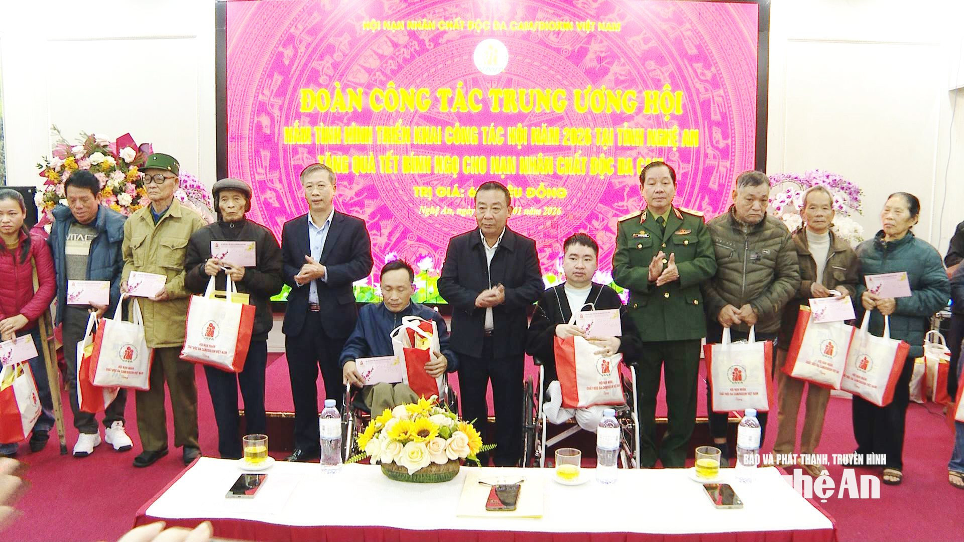 Trung ương Hội Nạn nhân chất độc da cam-dioxin cùng lãnh đạo tỉnh Nghệ An trao quà cho các nạn nhân.