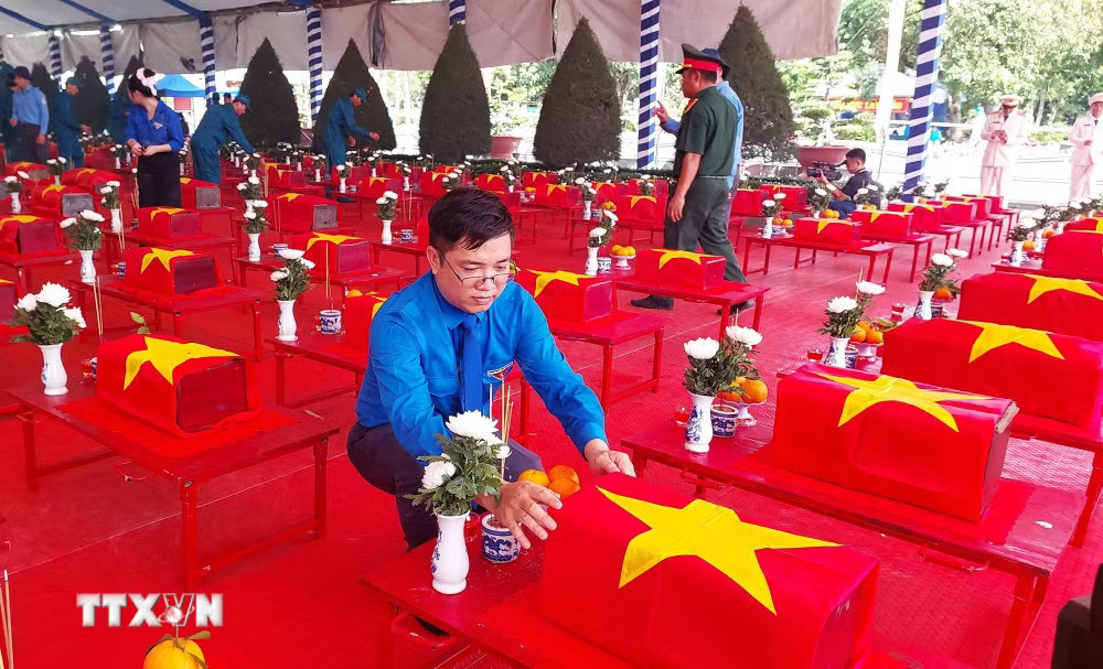 ttxvn-tay-ninh-don-173-hai-cot-liet-si-quan-tinh-nguyen-chuyen-gia-viet-nam-hy-sinh-tai-campuchia-ve-nuoc-8857771-1.jpg