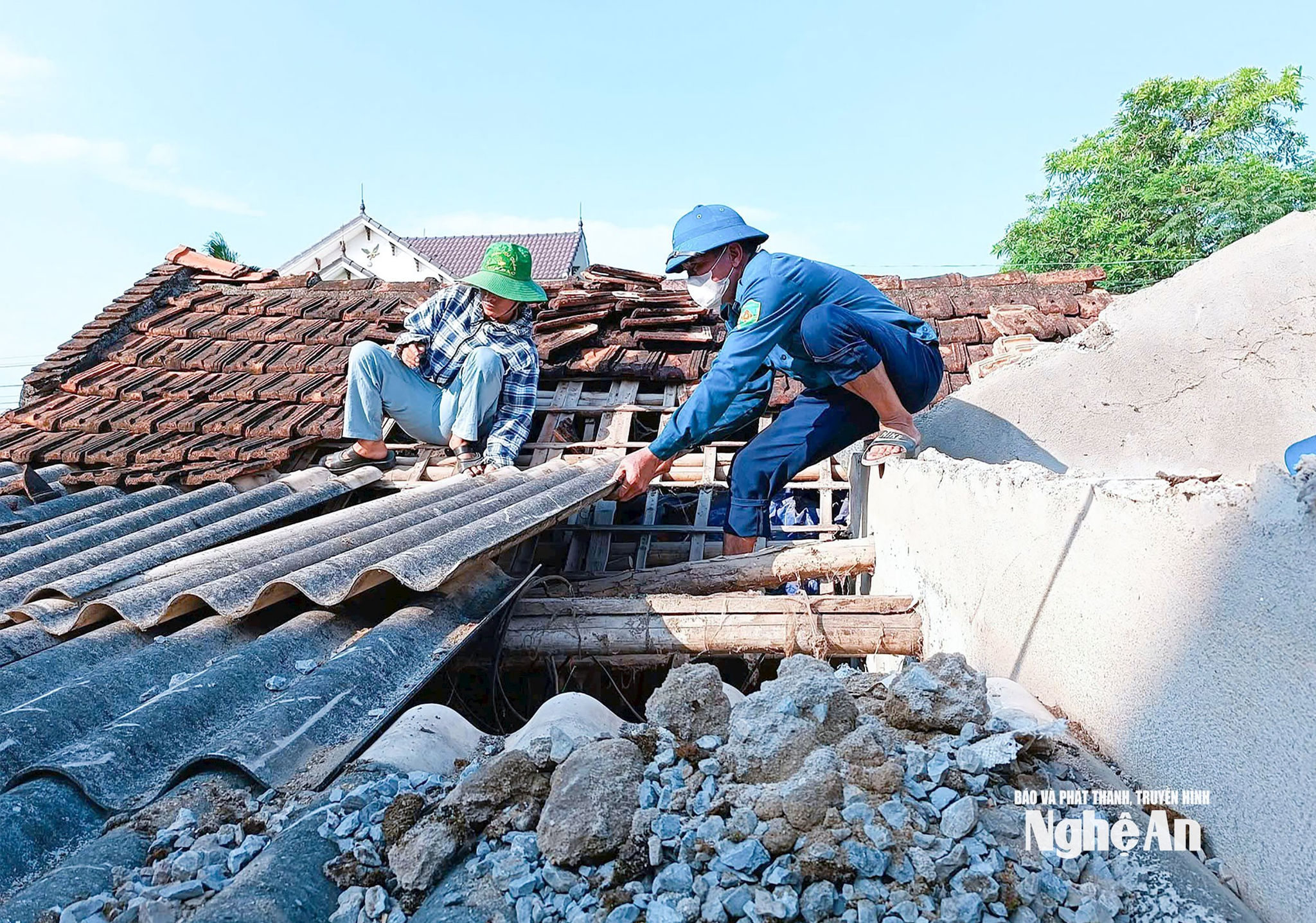 Xã Hải Châu huy động các lực lượng hỗ trợ gia đình có hoàn cảnh đặc biệt khó khăn làm nhà ở. Ảnh Mai Hoa