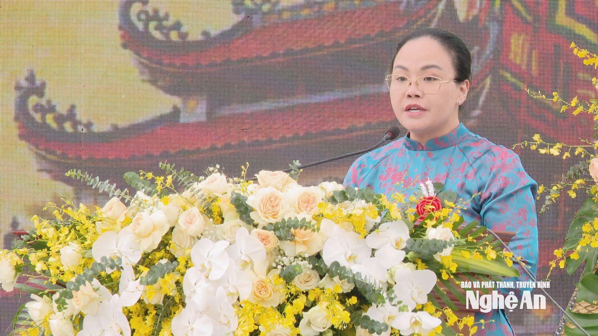 Đồng chí Nguyễn Thị Phương Thảo-Phó Bí thư Đảng ủy, Chủ tịch UBND xã Hợp Minh phát biểu khai mạc Lễ hội.