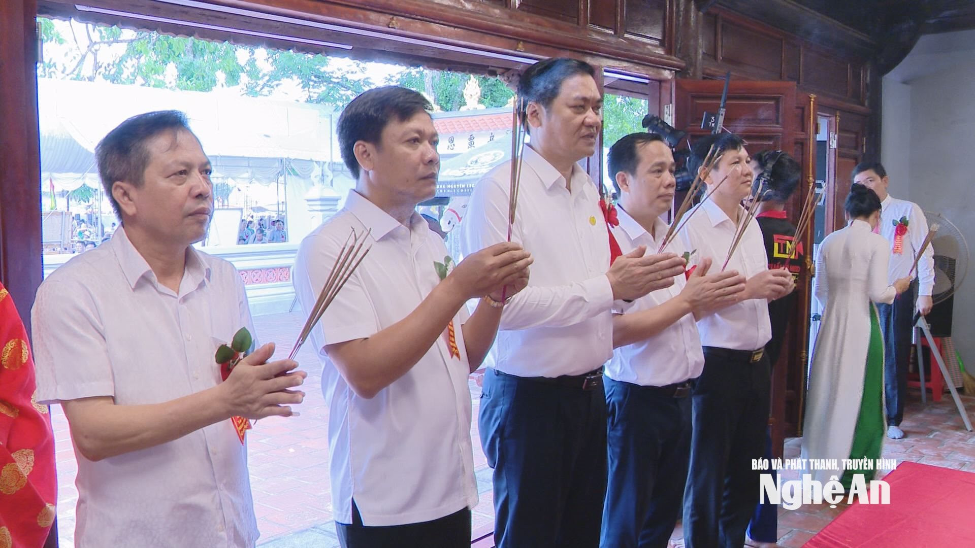 Đại biểu dâng hương tưởng niệm Sát Hải Đại Vương Hoàng Tá Thốn