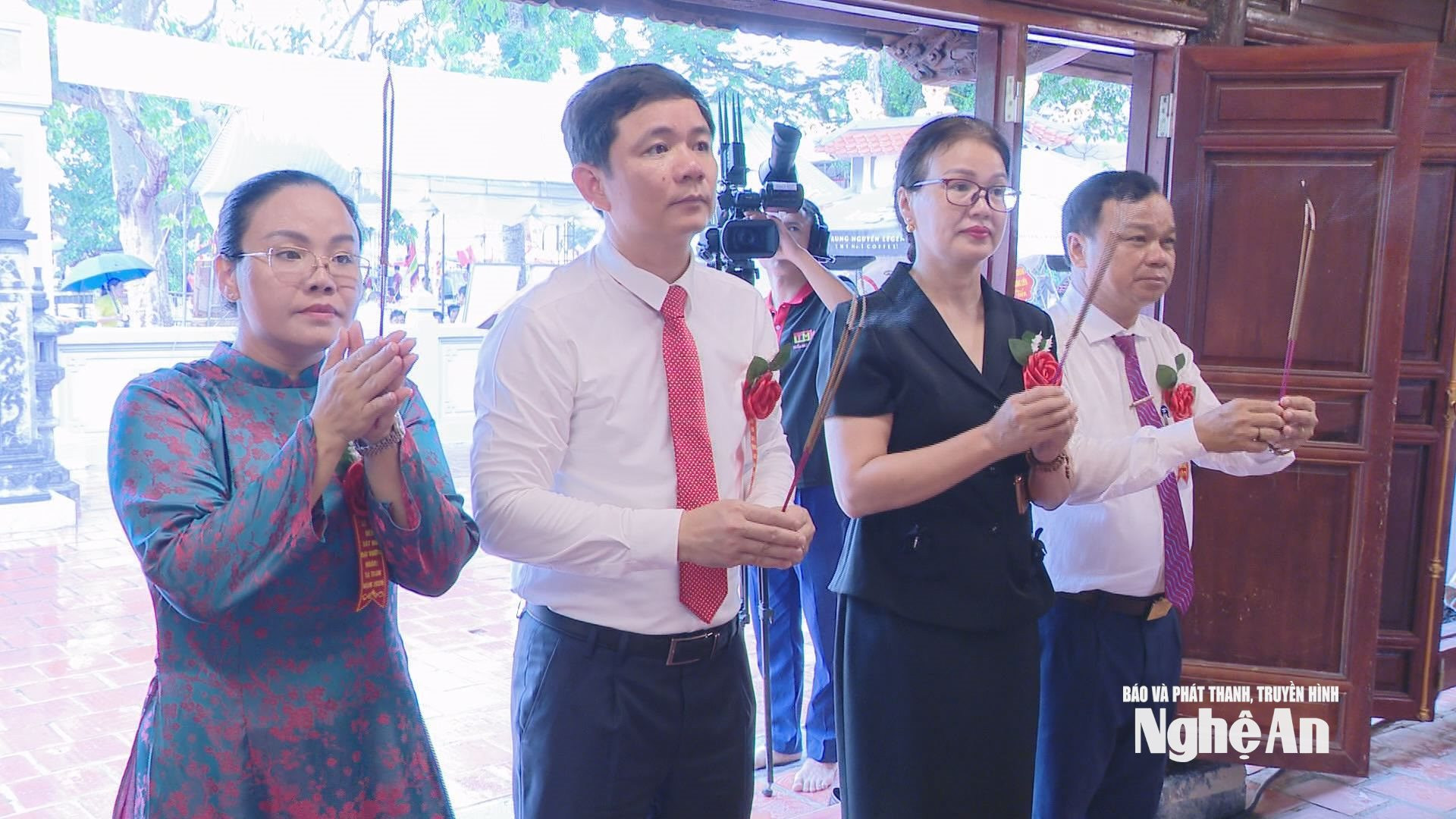 Đại biểu dâng hương tưởng niệm Sát Hải Đại Vương Hoàng Tá Thốn