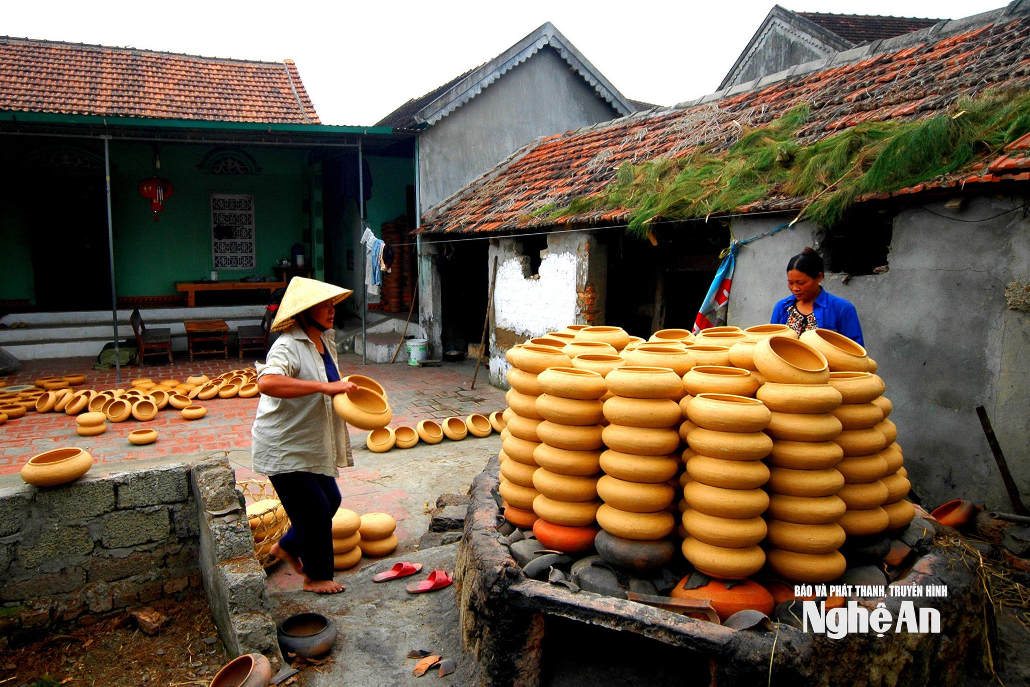 Làng nghề làm nồi đất ở Trù Sơn (Đô Lương) ảnh Trần Cảnh Yên