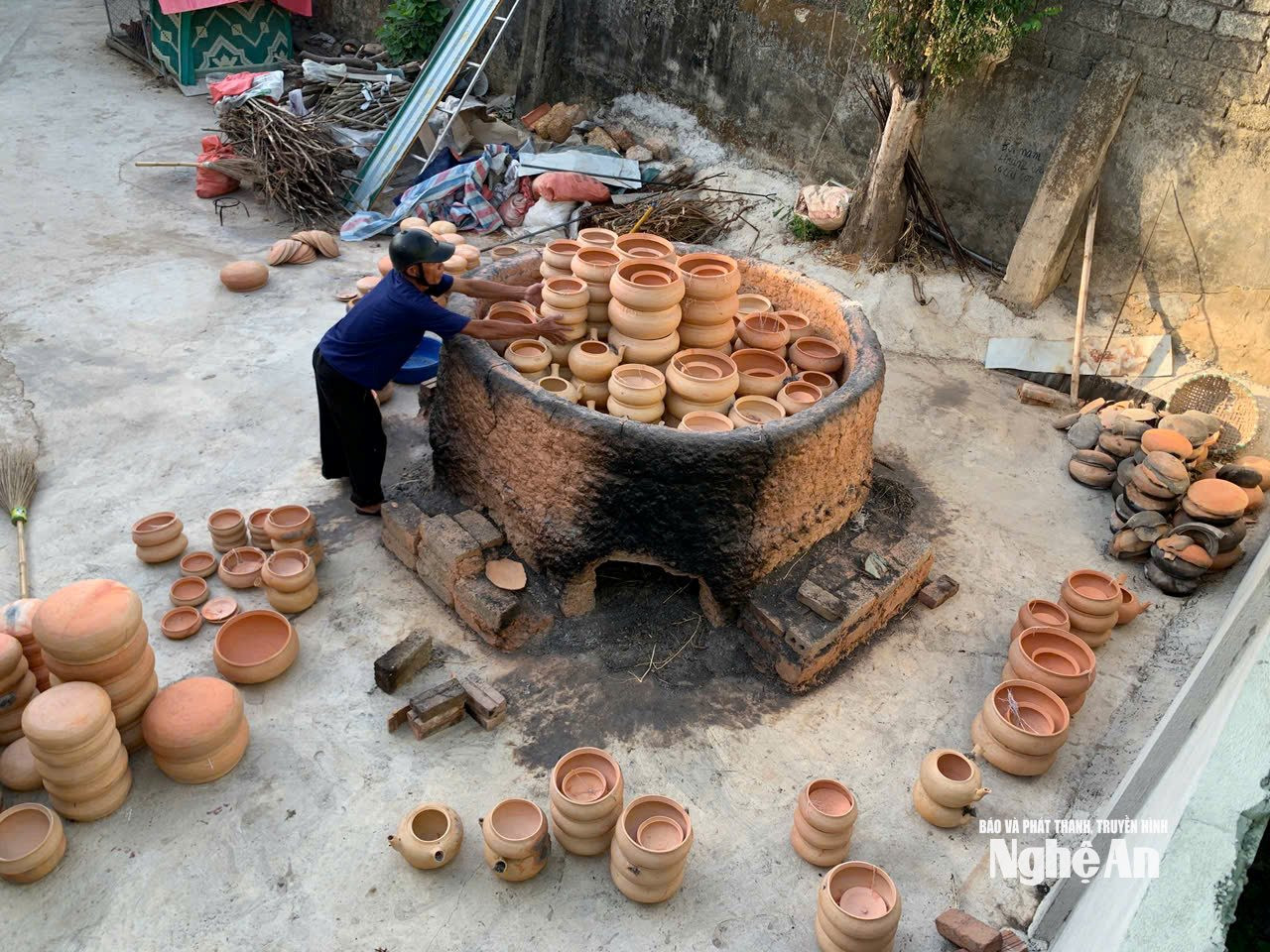 Nhiều lao động đã lớn tuổi tham gia các công đoạn chính trong làng nghề. Ảnh Thanh Nga