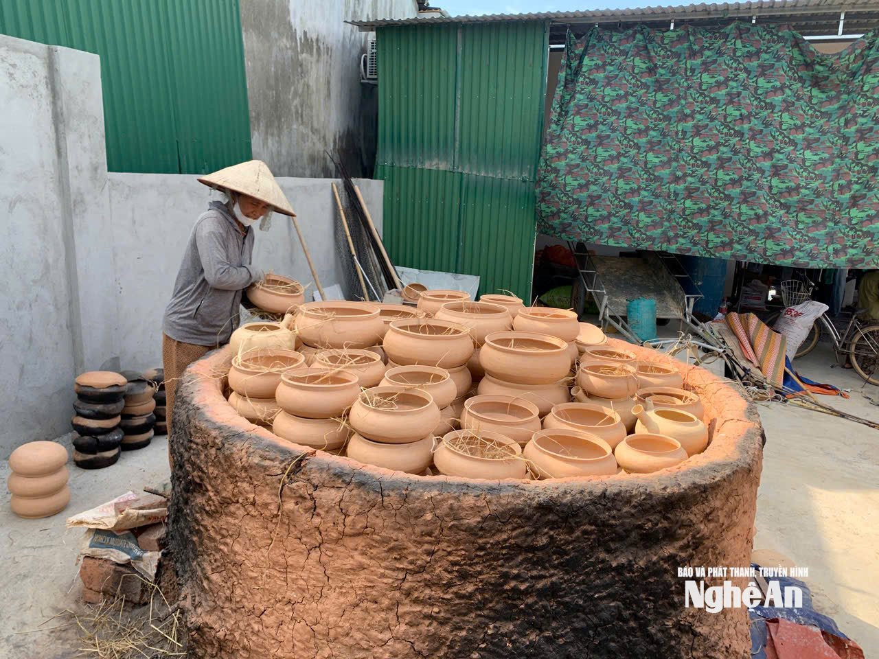 Những chiếc nồi đất dùng để kho cá được các nhà hàng đặt nhiều trong những năm gần đây. Ảnh Thanh Nga