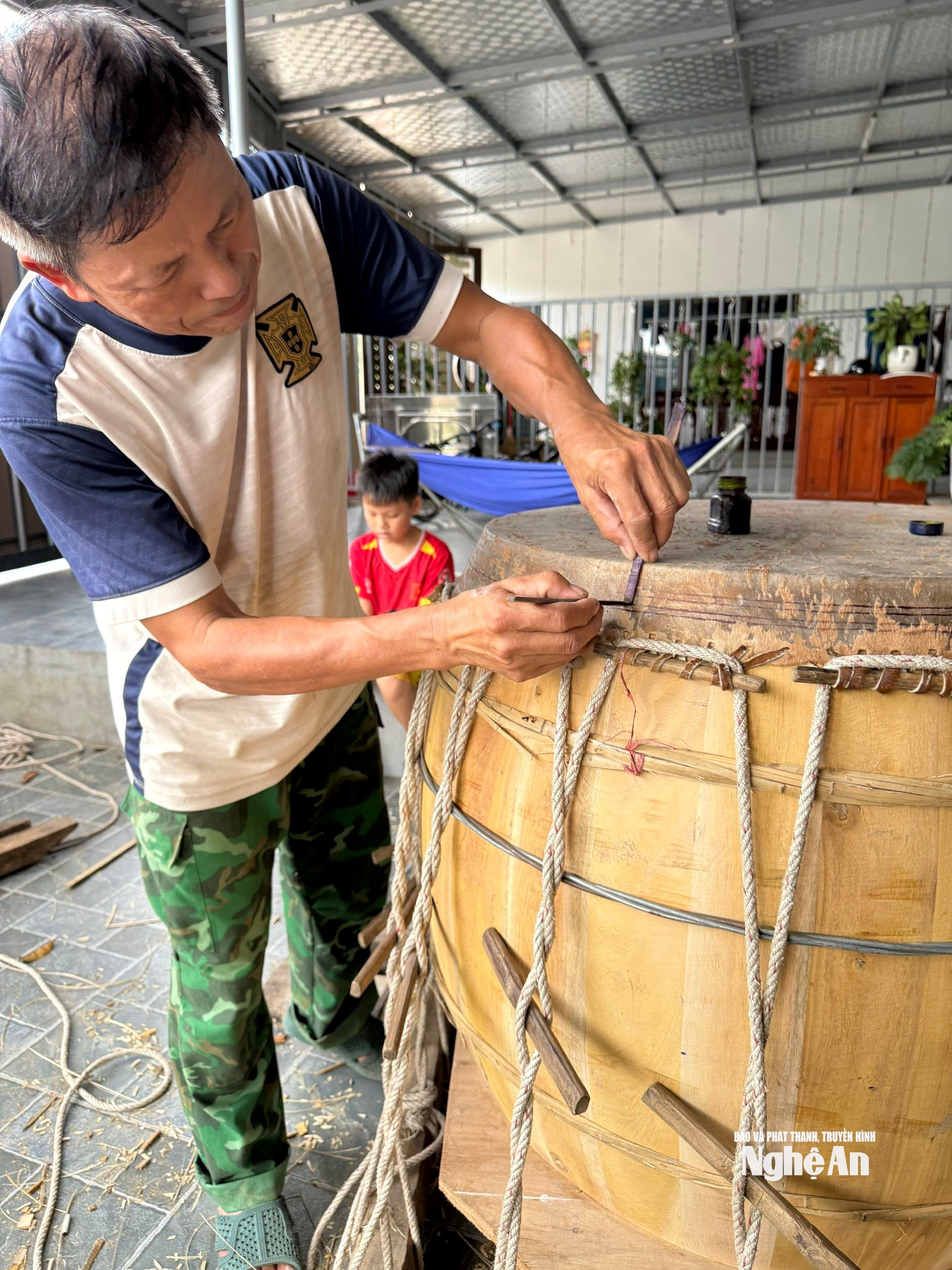 Ông Phạm Văn Bình say sưa bên các công đoạn làm trống. Ảnh Thanh Nga