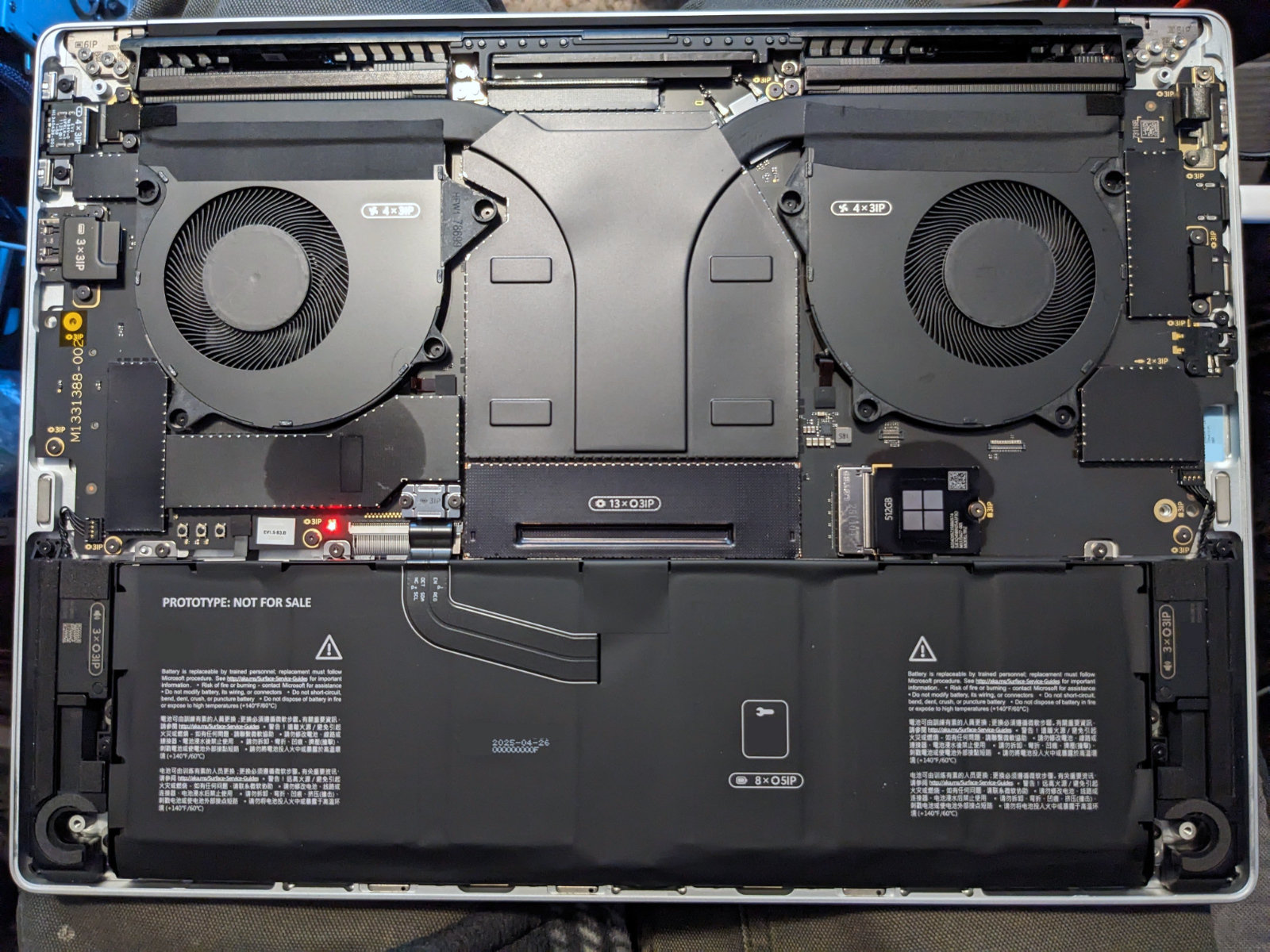 Mặt dưới dạng module của Surface Laptop Ultra