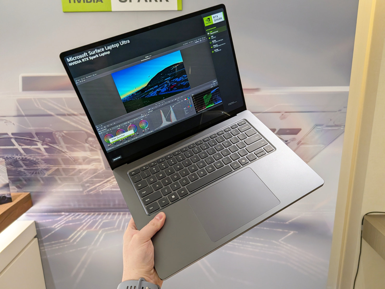 Bàn phím trên Surface Laptop Ultra