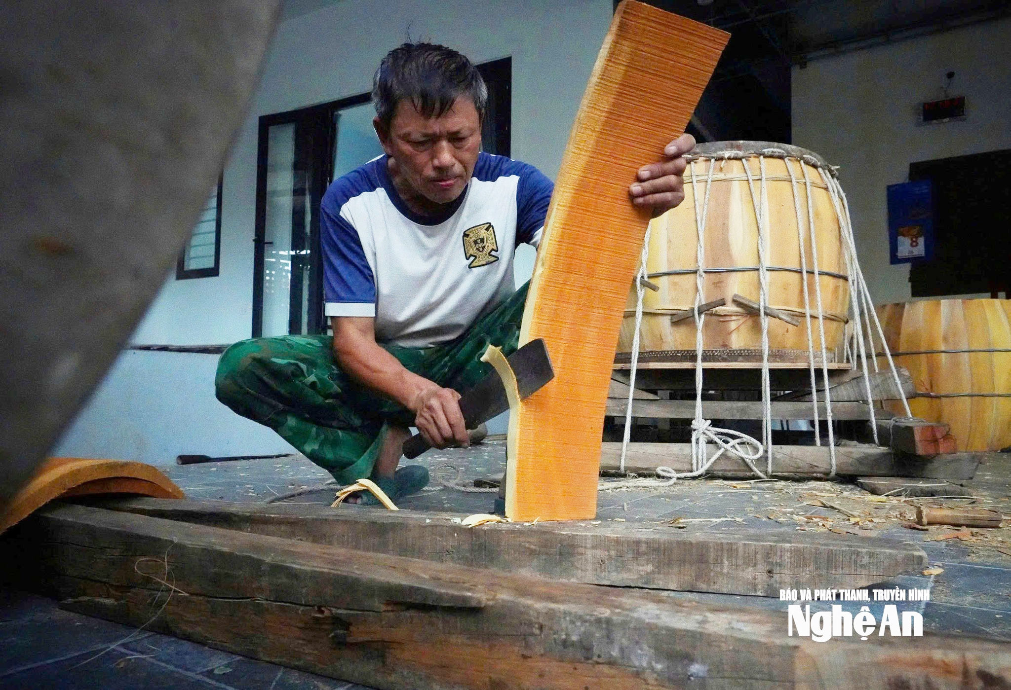 Ông Phạm Văn Bình năm nay 61 tuổi là lớp nghệ nhân cuối cùng của làng trống Nghi Đức xưa. Ảnh Diệp Thanh