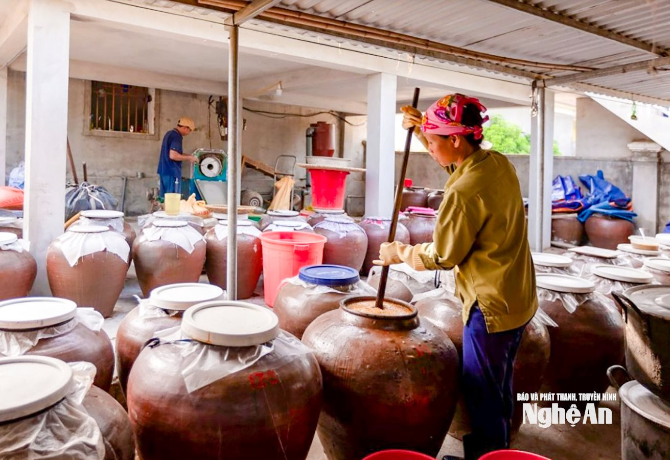 Người dân lao động tại làng nghề tương Nam Đàn. Ảnh CSCC