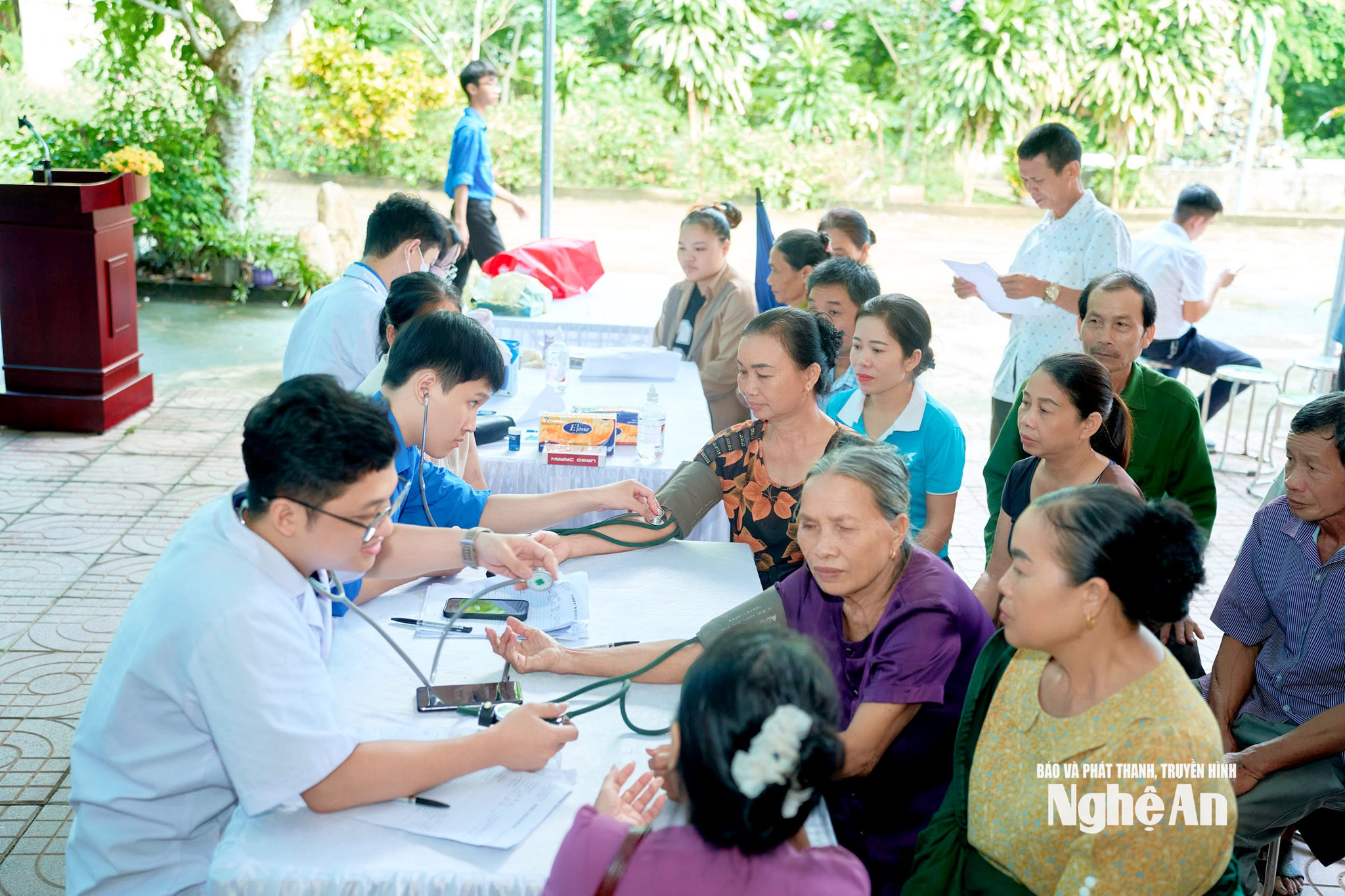 Sinh vi&ecirc;n t&igrave;nh nguyện đồng hương Nghệ An - Trường Đại học Y H&agrave; Nội phối hợp với c&aacute;c đơn vị y tế tr&ecirc;n địa b&agrave;n tỉnh tiến h&agrave;nh kh&aacute;m, cấp thuốc miễn ph&iacute; cho b&agrave; con x&atilde; Ch&acirc;u Tiến. Ảnh: Thanh Quỳnh