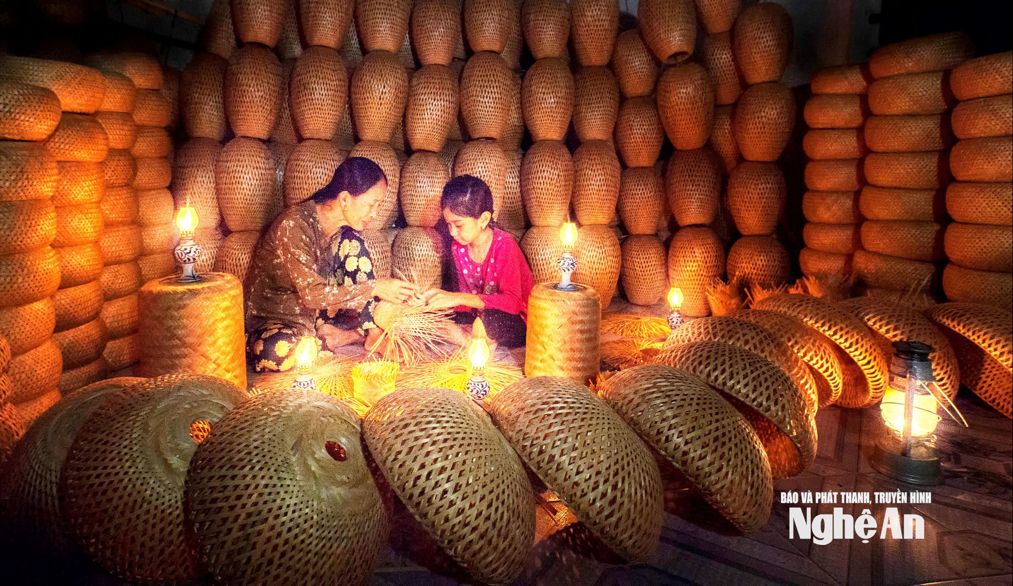 Truyền nghề tại làng Nghề truyền thống mây tre đan. Ảnh tư liệu Nguyễn Quốc Hoàng