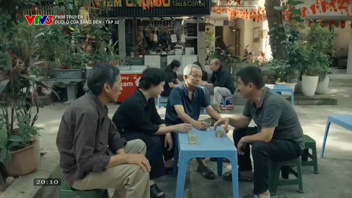 Cư dân khu tập thể trong phim Dưới ô cửa sáng đèn