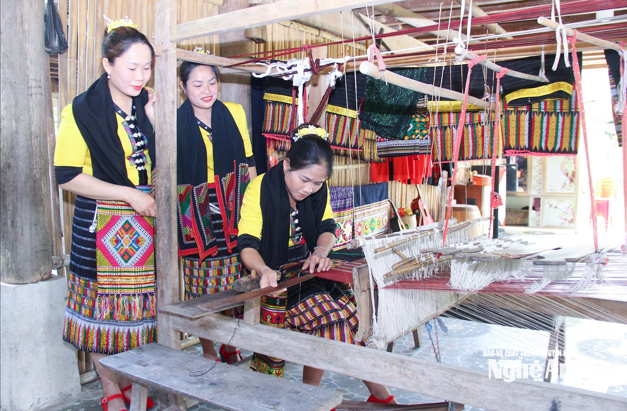 Nghề dệt thổ cẩm của đồng bào Thái ở miền Tây Nghệ An đang được bảo tồn, phát huy hiệu quả. Ảnh tư liệu Mai Hoa