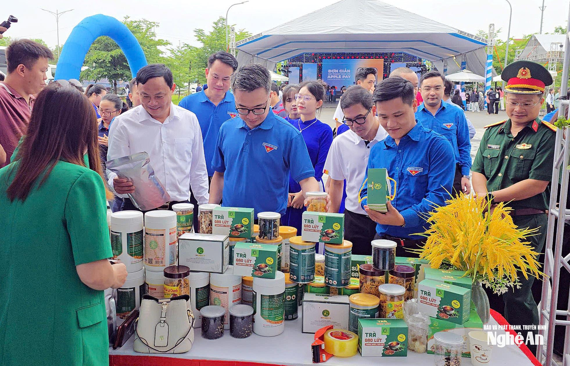 Sản phẩm OCOP của các doanh nghiệp trẻ khởi nghiệp tại Nghệ An được đánh giá cao. Ảnh: Thanh Quỳnh