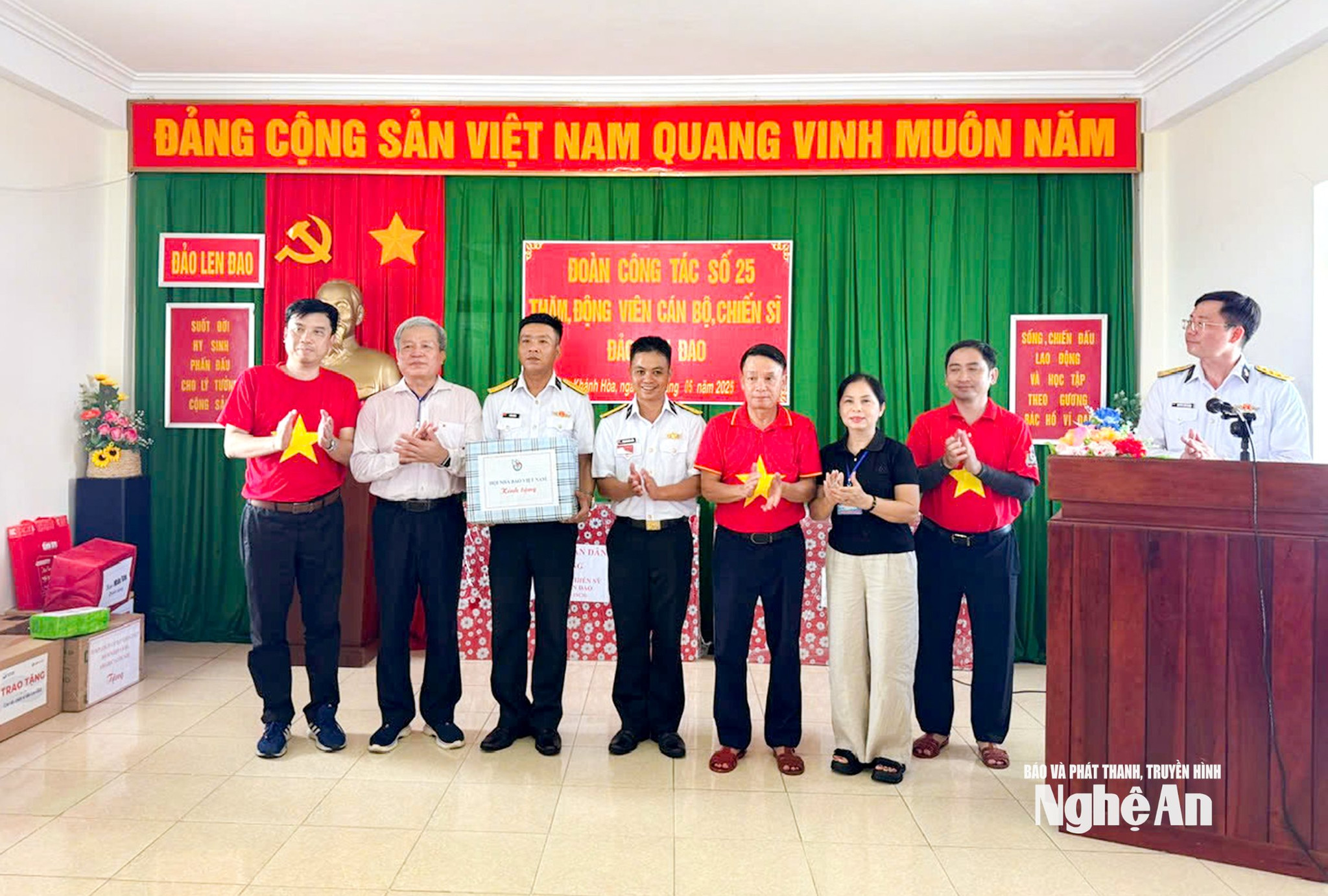 Hội Nhà báo Nghệ An tham gia Đoàn công tác số 25 thăm, tặng quà cán bộ, chiến sĩ quần đảo Trường Sa, tháng 5/2025. Ảnh: P.V