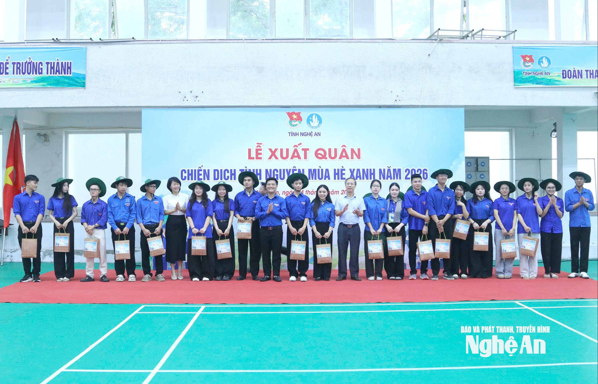 Đại diện Ủy ban MTTQ Việt Nam tỉnh Nghệ An, Ban Tuy&ecirc;n gi&aacute;o v&agrave; D&acirc;n vận Tỉnh ủy, Thường trực Tỉnh đo&agrave;n c&ugrave;ng c&aacute;c đội h&igrave;nh t&igrave;nh nguyện M&ugrave;a H&egrave; xanh. Ảnh: Thanh Quỳnh