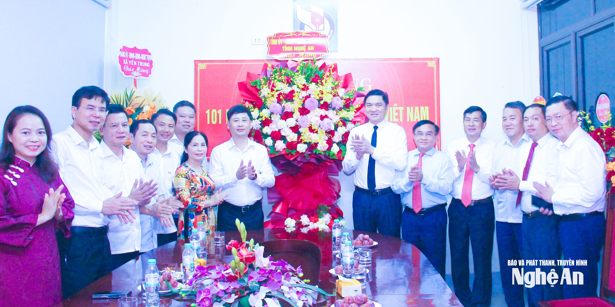 Đoàn công tác của tỉnh tặng hoa chúc mừng Hội Nhà báo tỉnh nhân dịp kỷ niệm ngày Báo chí Cách mạng Việt Nam 21/6/2026.. Ảnh: Mai Hoa