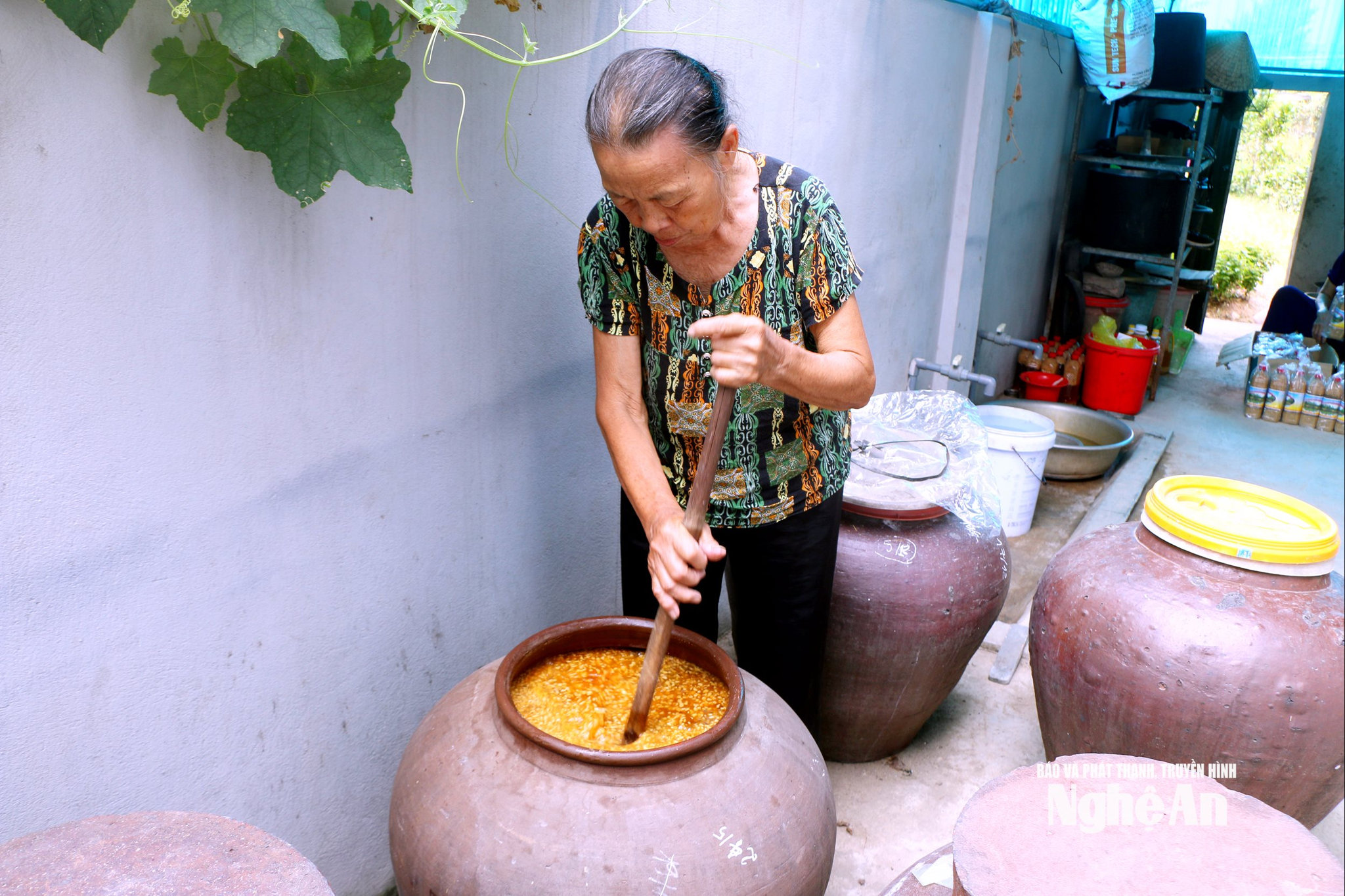 Bà Nguyễn Thị Thủy (85 tuổi) vẫn gắn bó với nghề làm tương. Ảnh KL