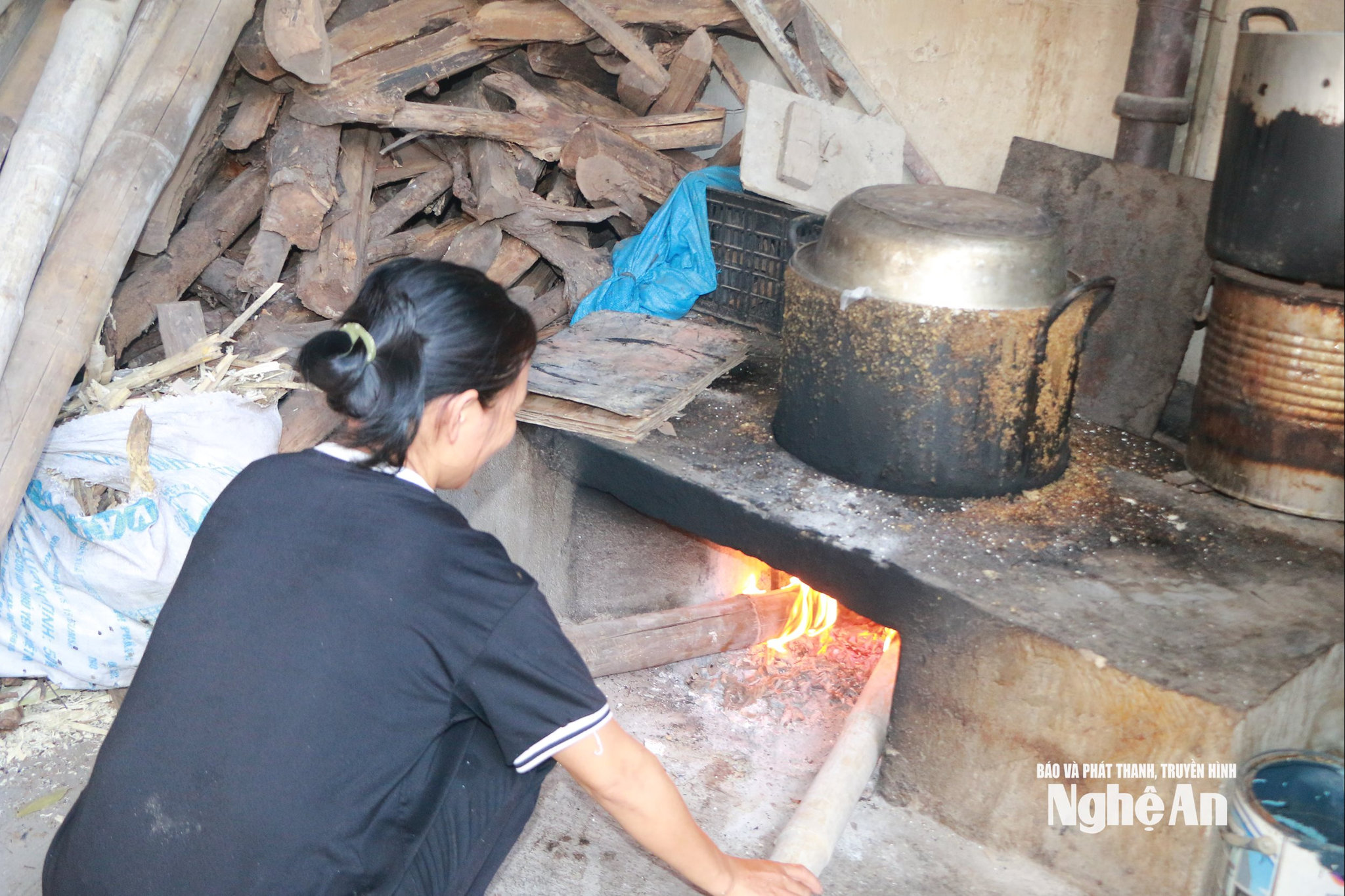 Người làm tương hông xôi để tạo mốc. Ảnh KL