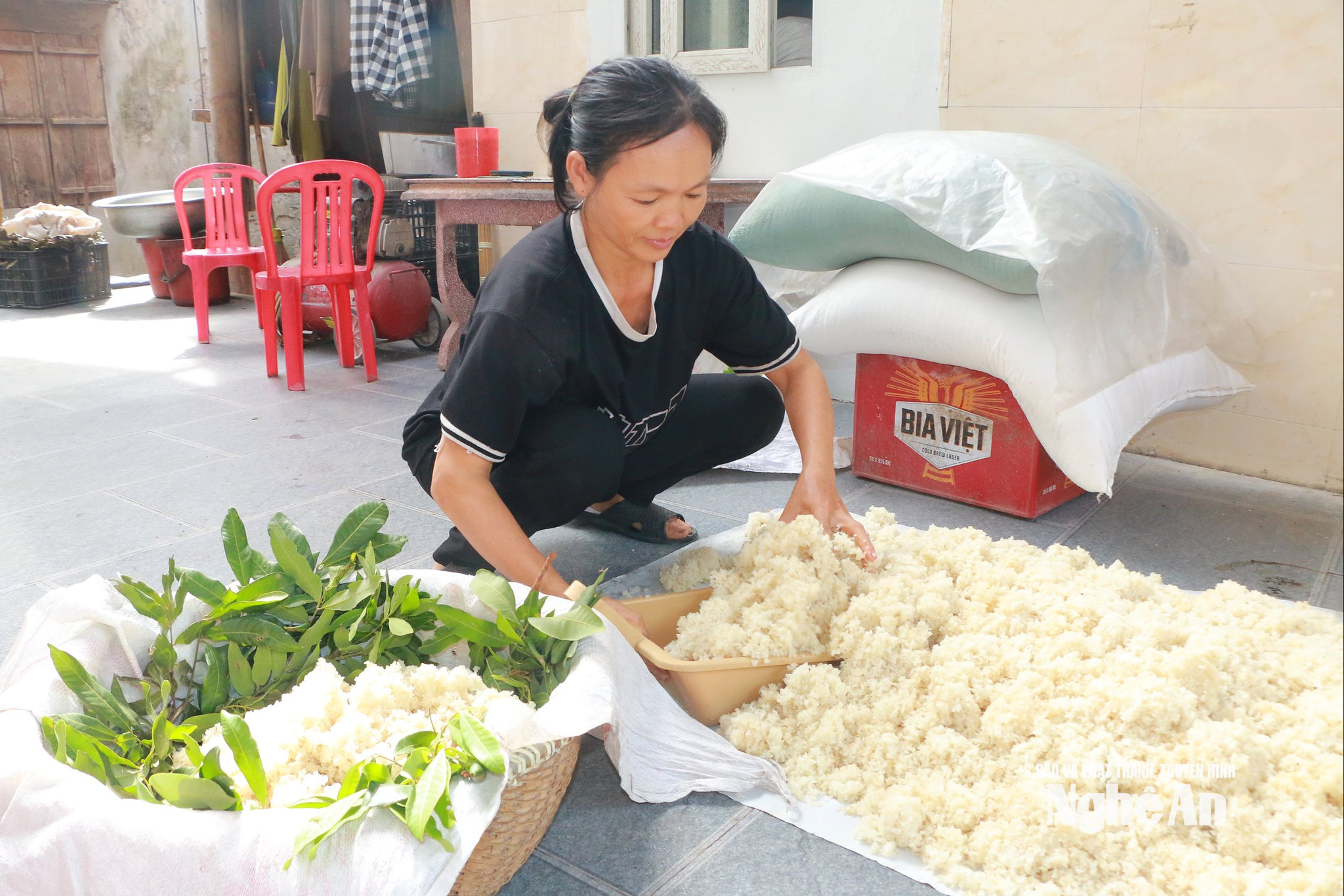 Nhân công làm mốc tương tại hộ sản xuất tương Nguyễn Thị Hồng ở khối Mai Hắc Đế, xã Vạn An. Ảnh KL