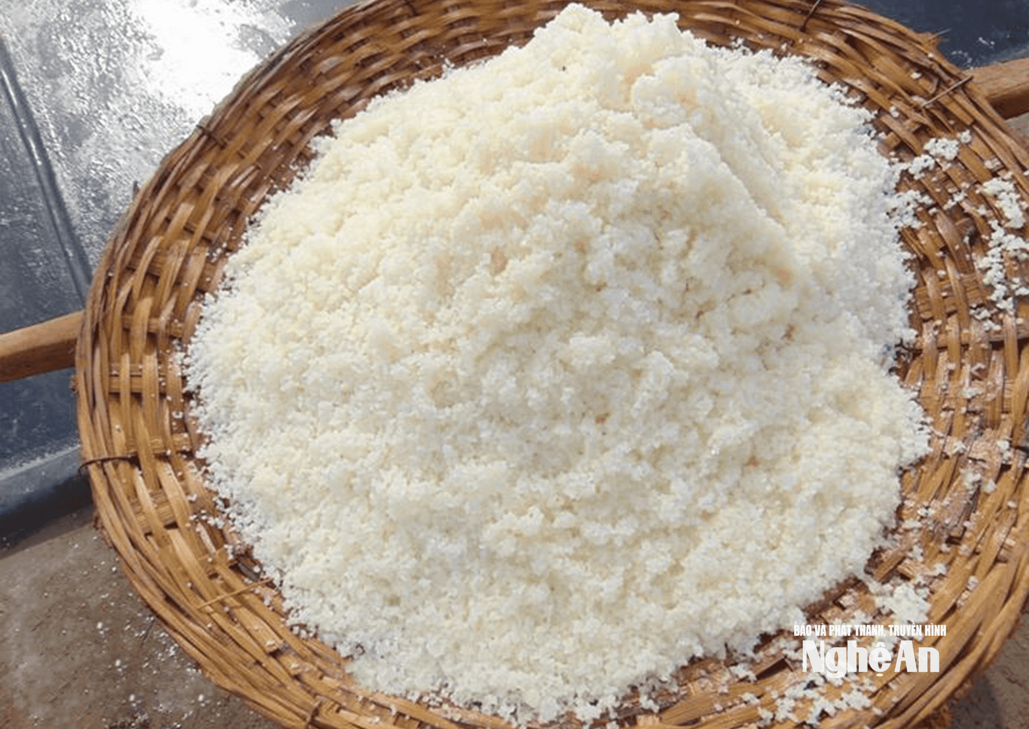 Muối sử dụng làm tương được nhập từ khu vực Quỳnh Lưu (cũ). Ảnh PV
