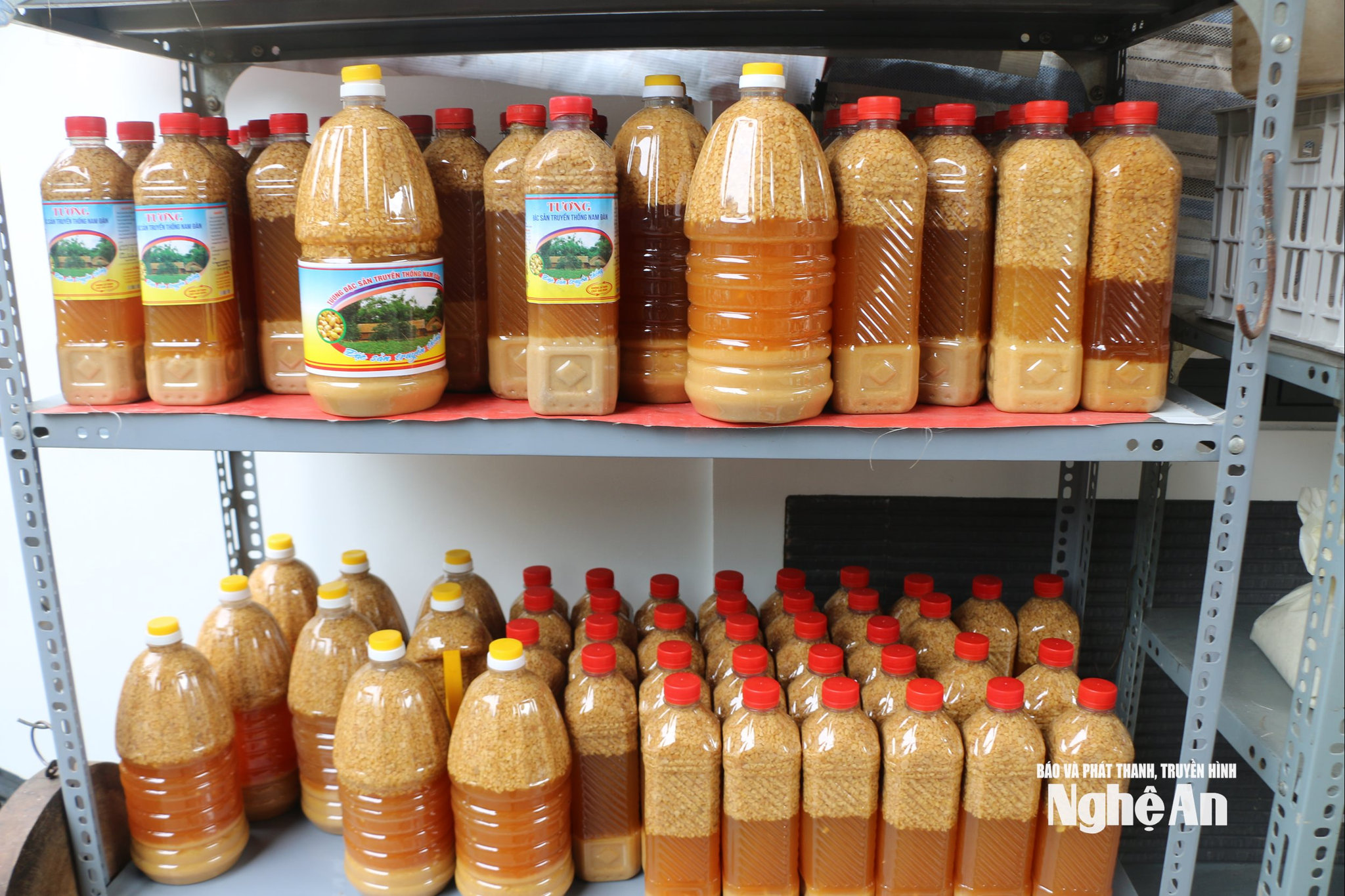 Chai tương nhỏ được bán với giá 30.000 đồng, chai lớn 60.000 đồng. Ảnh KL