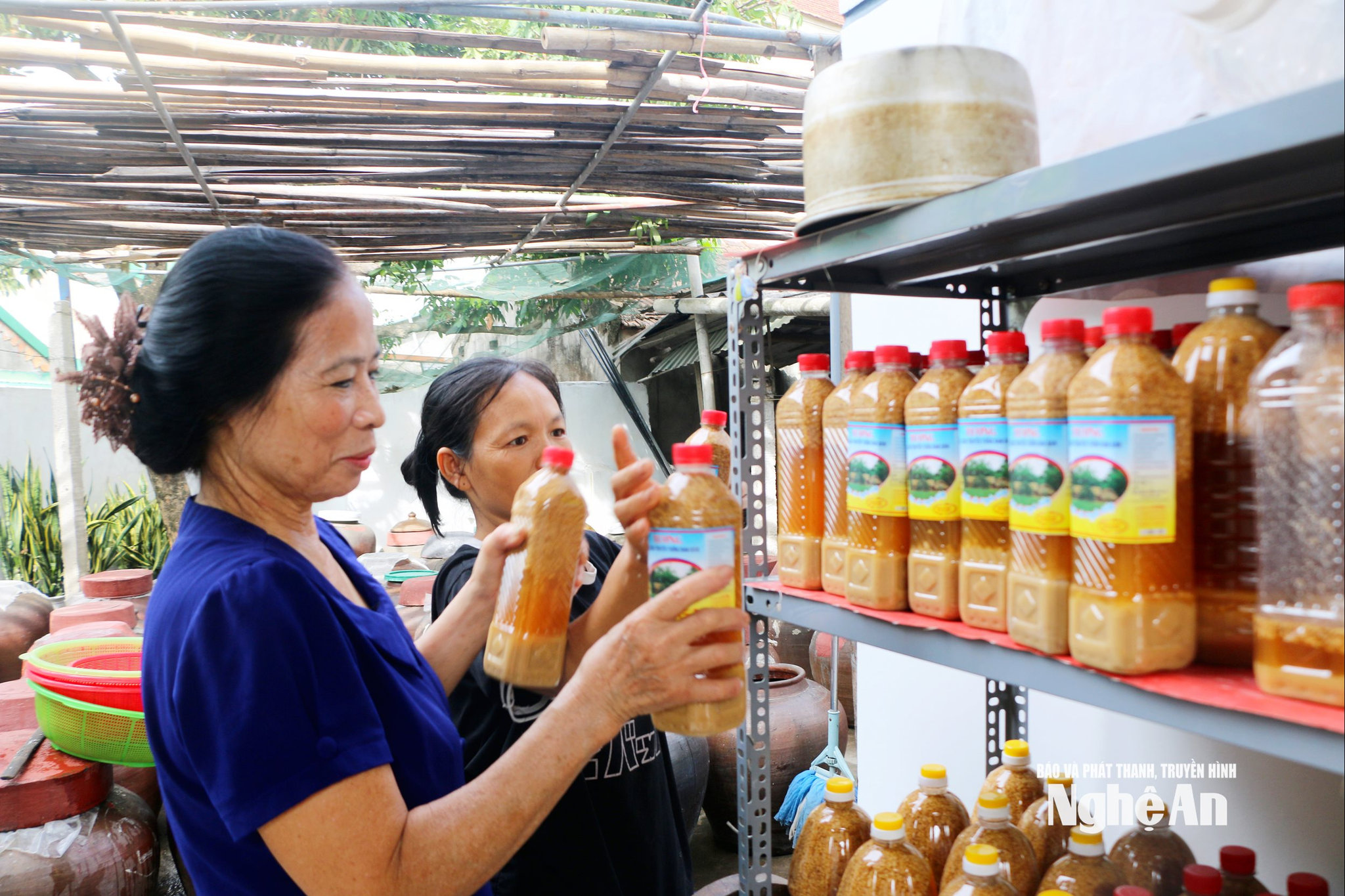 Giữa nhịp sống hiện đại, hương vị tương quê mộc mạc vẫn được nhiều người ưa chuộng. Ảnh KL