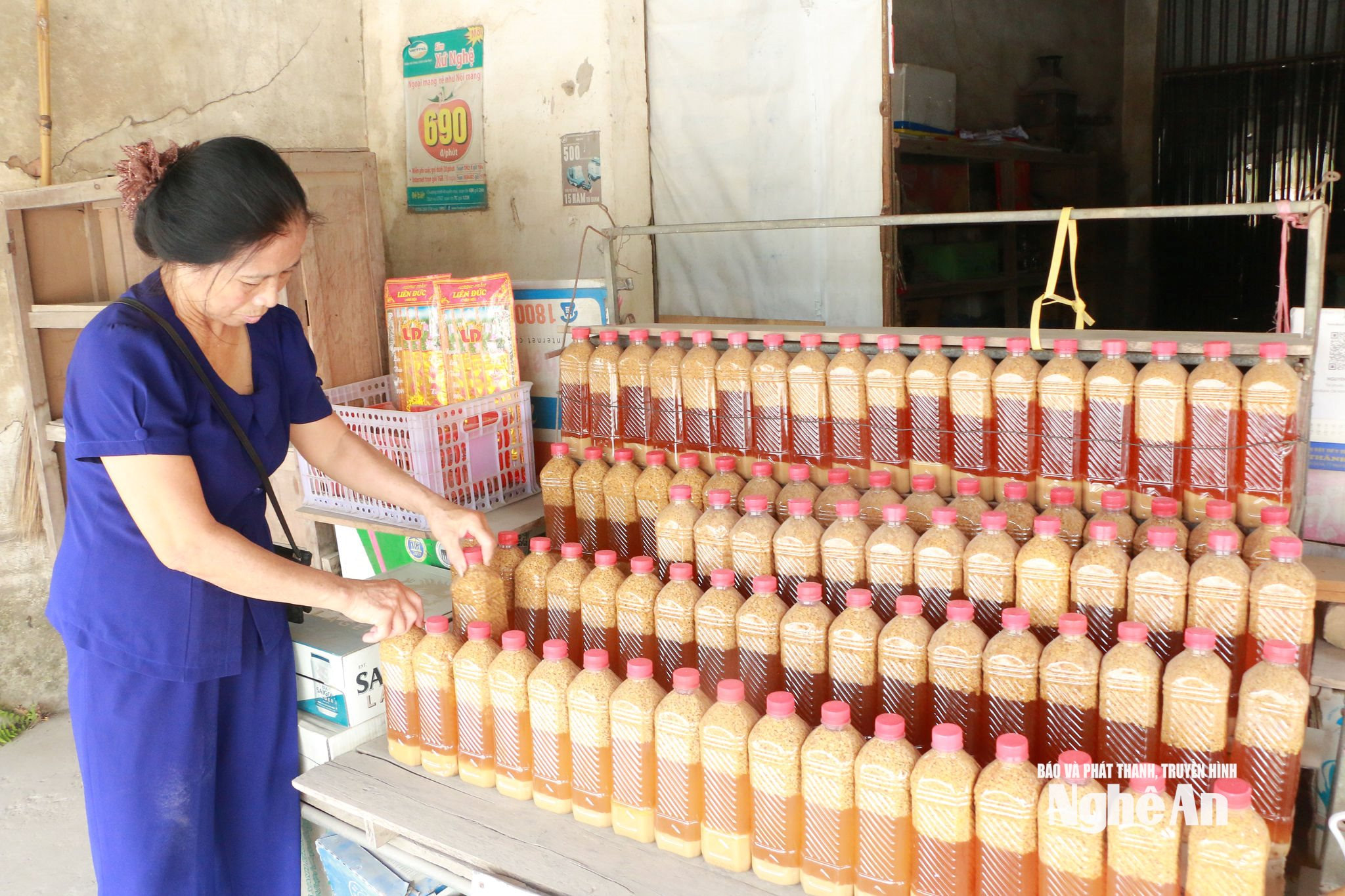 Giữa nhịp sống hiện đại, hương vị tương quê mộc mạc vẫn được nhiều người ưa chuộng. Ảnh KL2
