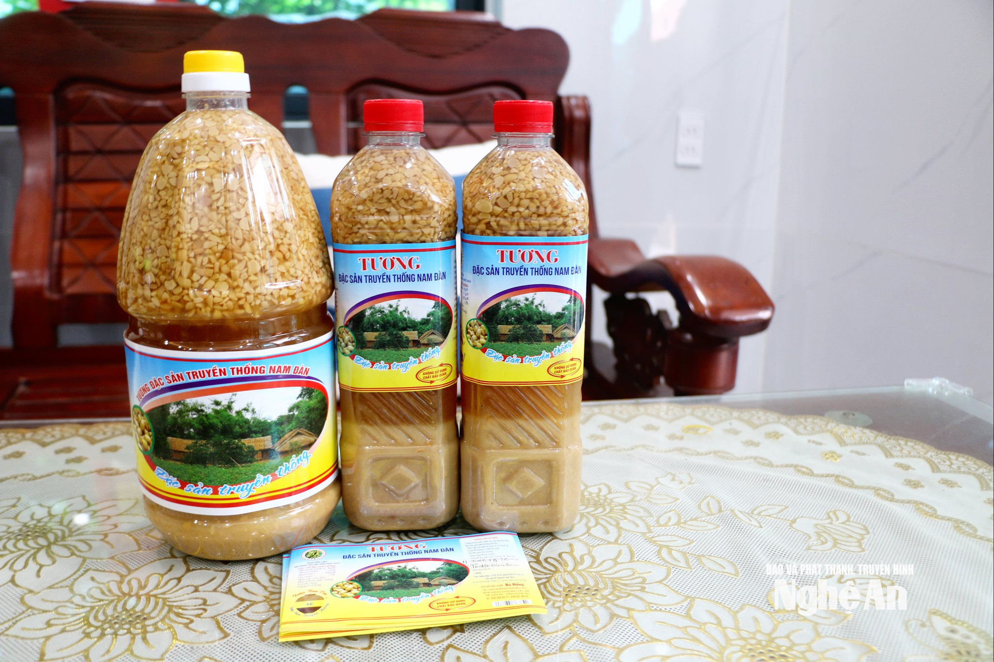 Nhiều hộ kinh doanh như gia đình bà Nguyễn Thị Hồng ở khối Mai Hắc Đế đã chú trọng bao bì, nhãn mác nâng cao chất lượng sản phẩm. Ảnh KL