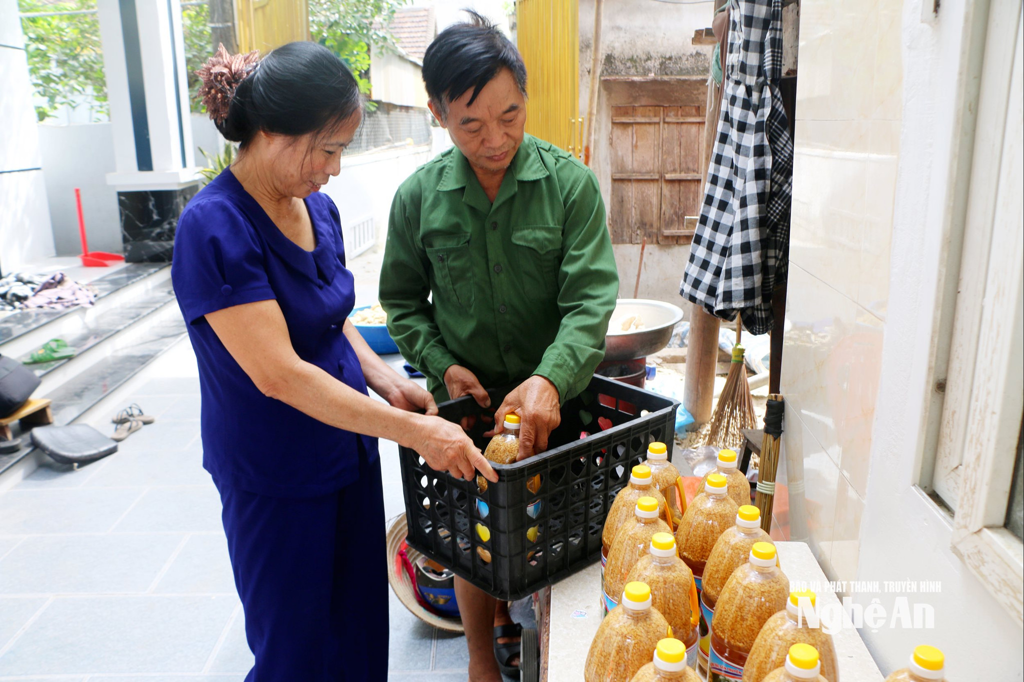 Theo bà Đậu Thị Quang - Trưởng ban Công tác Mặt trận khối Mai Hắc Đế thăm mô hình sản xuất tương của gia đình ông Nguyễn Duy Đồng. Ảnh KL