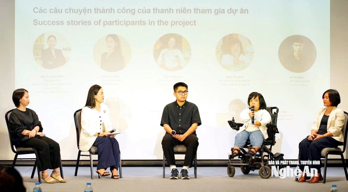 Đặng Thị Kim Oanh (ngồi xe lăn) trong một chương trình giao lưu, lan tỏa năng lượng tích cực đến thế hệ trẻ.