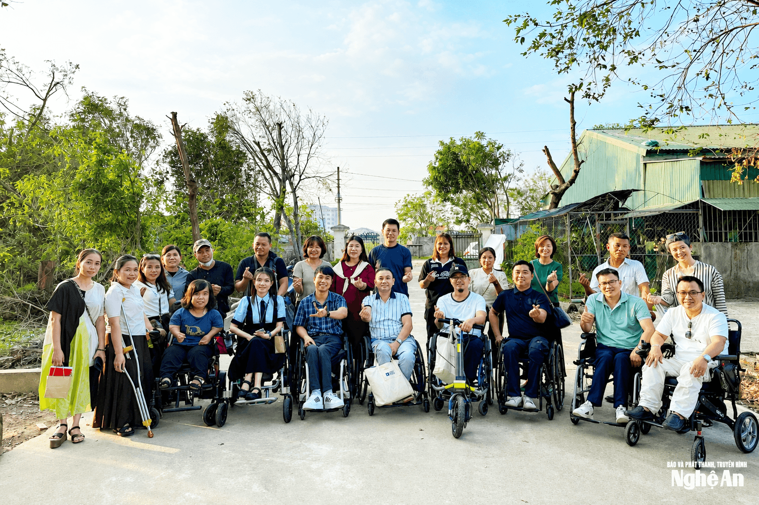 Chị Đặng Thị Kim Oanh cùng các thành viên tích cực của Câu lạc bộ Người khuyết tật tự lực Nam Đàn và Câu lạc bộ Thanh niên khuyết tật tỉnh Nghệ An. Ảnh: CLB Thanh niên khuyết tật tỉnh