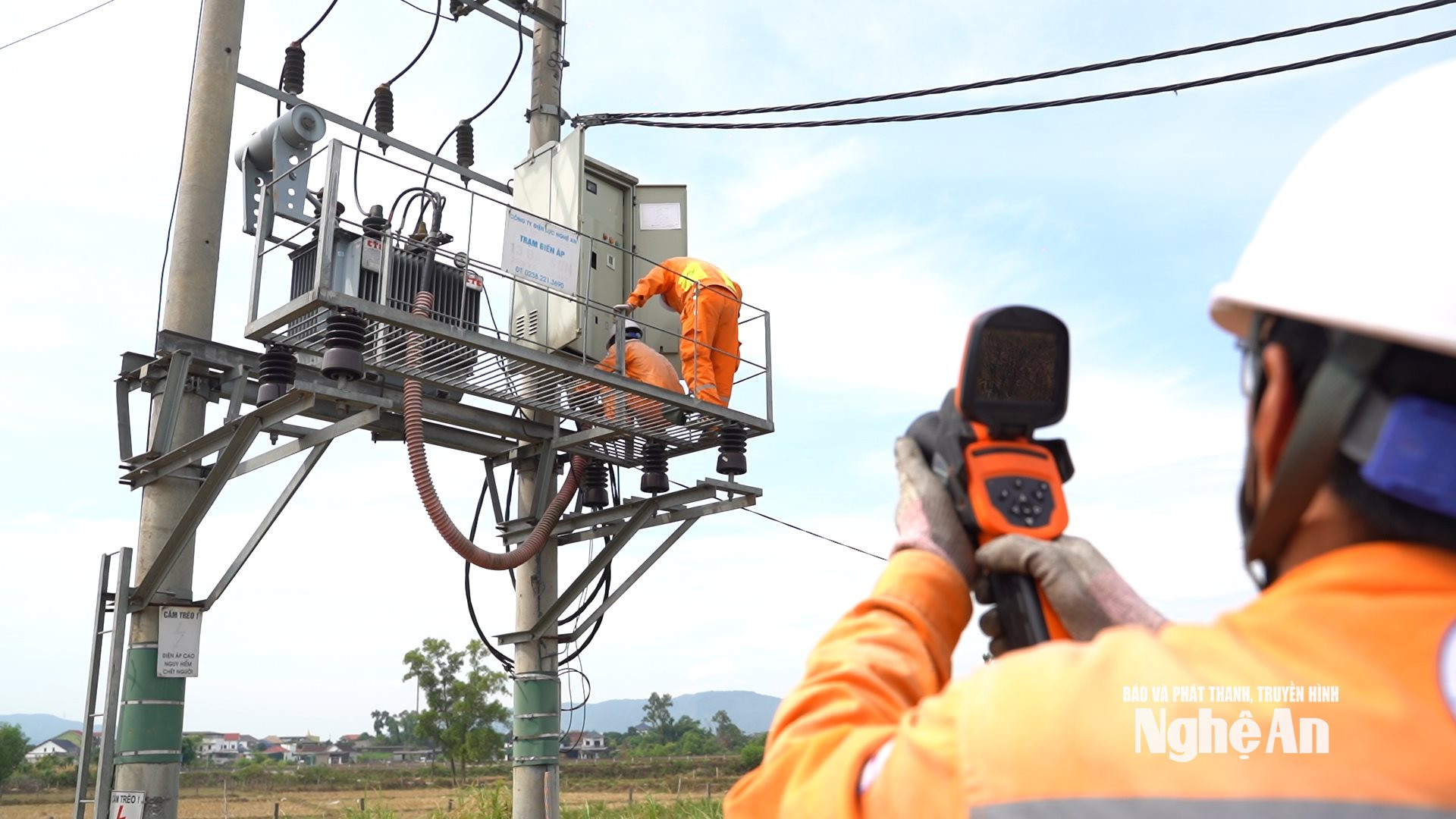  Điện lực Đô Lương kiểm tra hệ thống đường dây