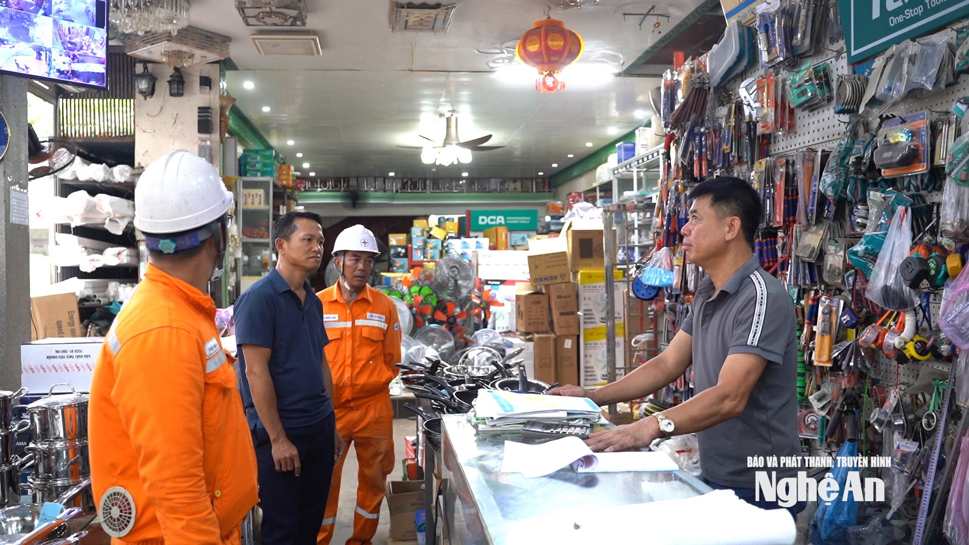  Tuyên truyền sử dụng điện an toàn, tiết kiệm tại các hộ kinh doanh