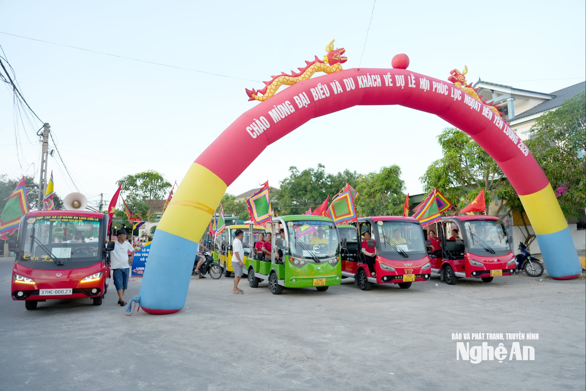 bna_dan-xe-dien-quang-ba-truoc-le-hoi.-anh-diep-thanh.jpg